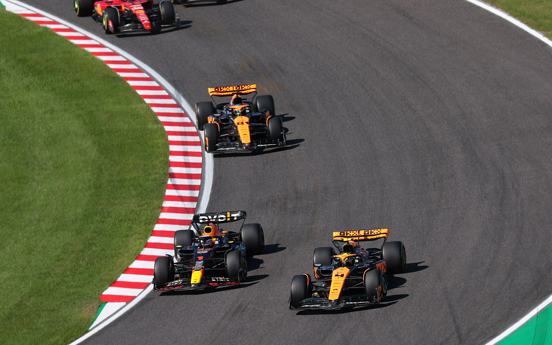 焦点距離227mm、シャッター速度1/500秒でスタート直後の1コーナーを撮影