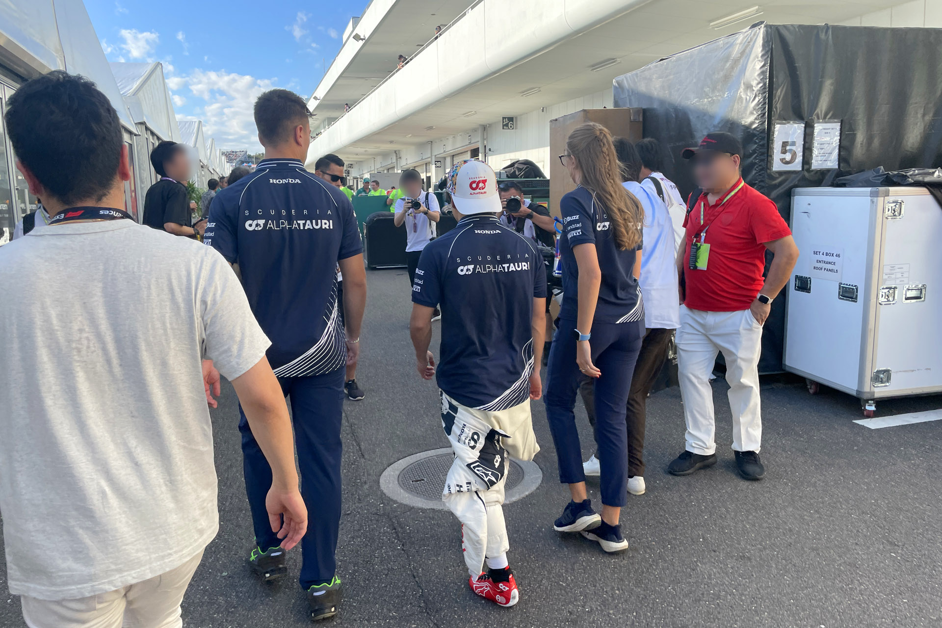 パドックに戻ると目の前に角田選手