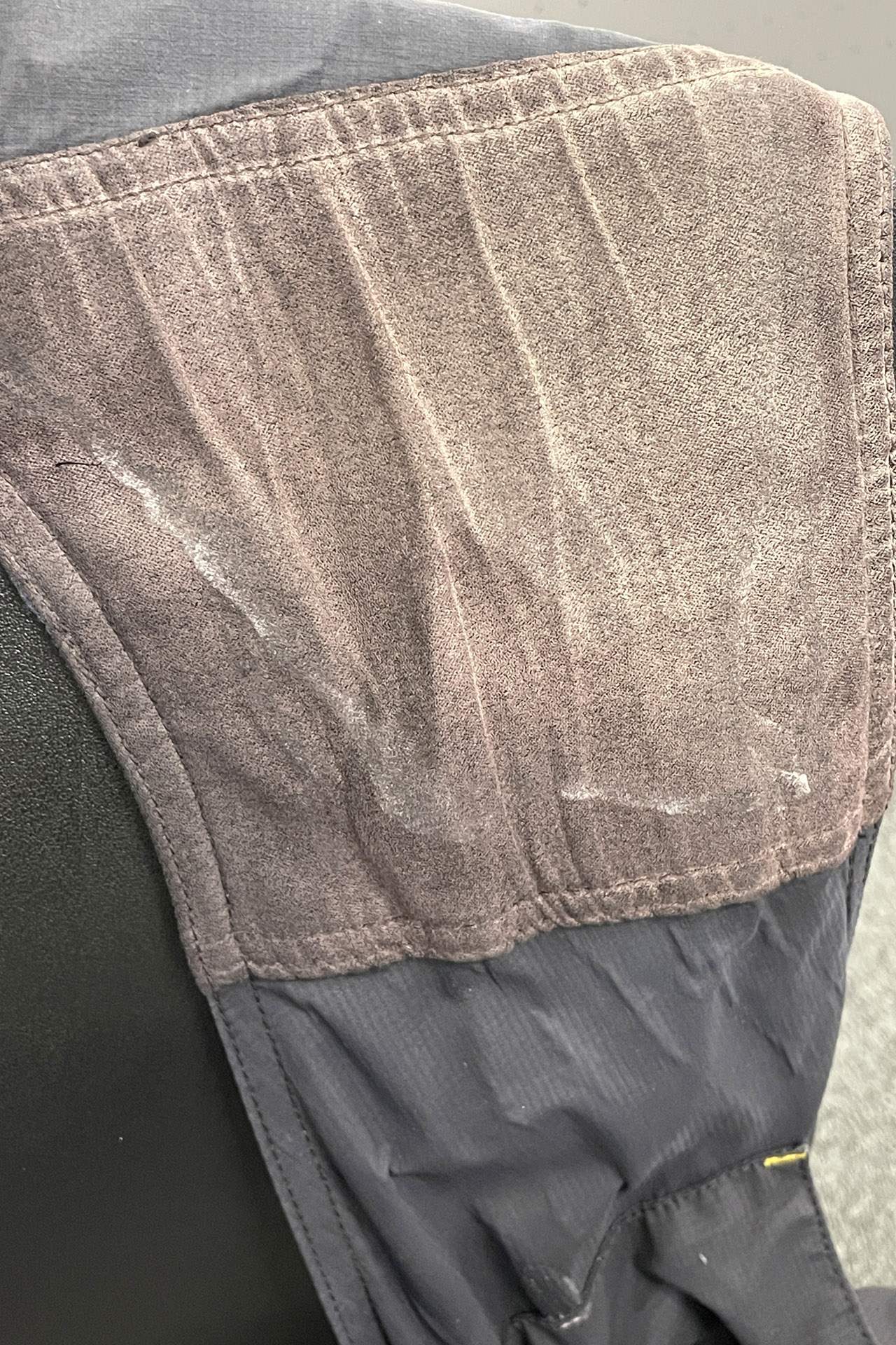 カメラマンベストの肩パッド部分に塩