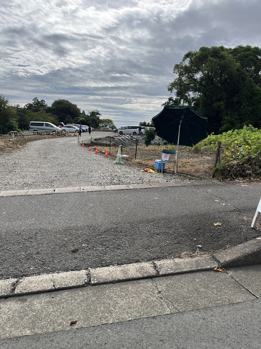 F：価格不明。サーキット前交差点まで1.3km