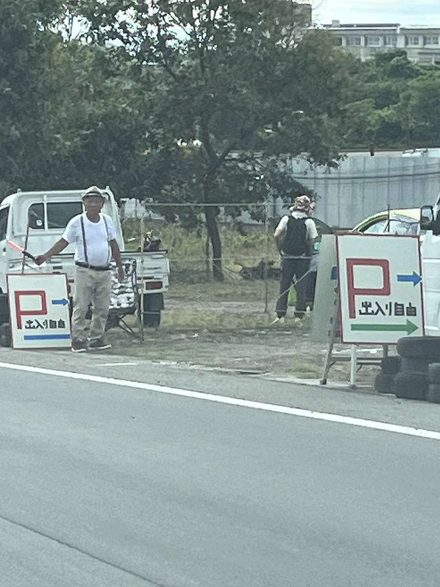 M：白看板、黄色看板、2つ並びでどちらも1000円。中勢バイパスの側道を利用して1コーナーゲートまで1.4km