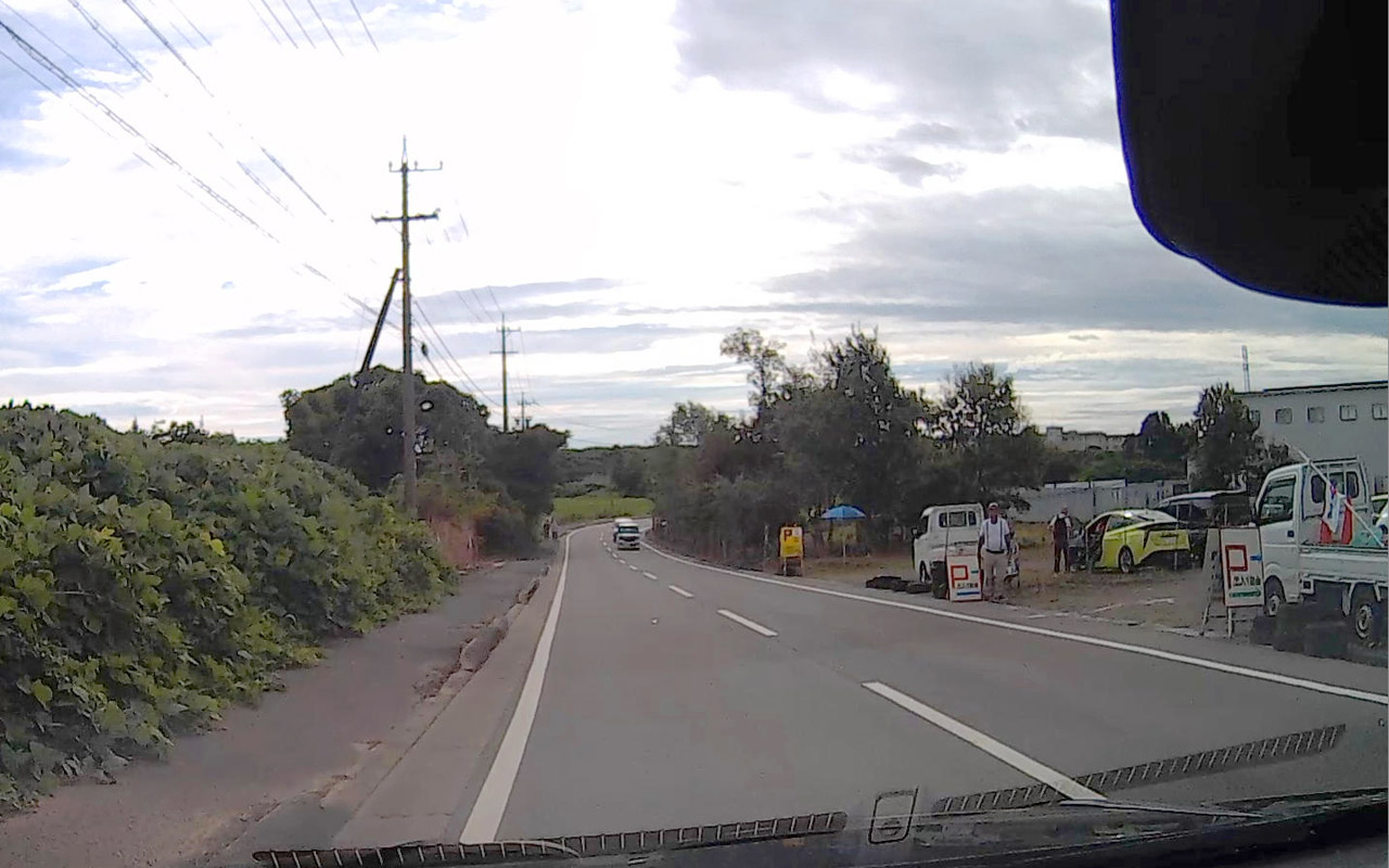 M：白看板、黄色看板、2つ並びでどちらも1000円。中勢バイパスの側道を利用して1コーナーゲートまで1.4km