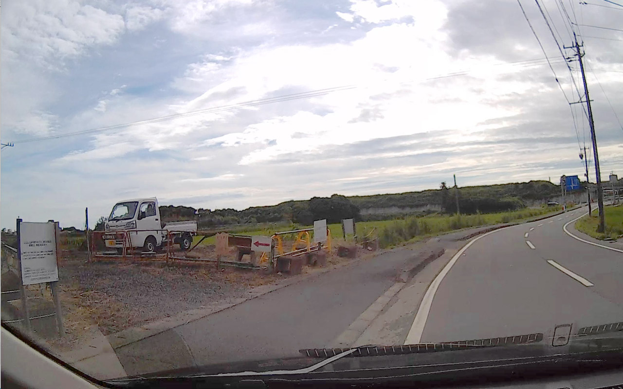 O：1000円。道伯1丁目の交差点経由でサーキット前交差点まで1.8km。中勢バイパスの側道を利用して1コーナーゲートまで1.4km