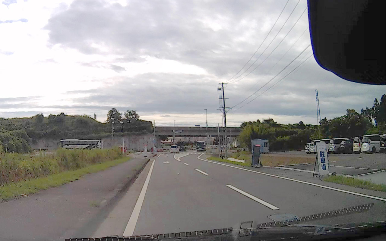 P：3000円。2日で5000円。中勢バイパスの側道を利用して1コーナーゲートまで1.2km