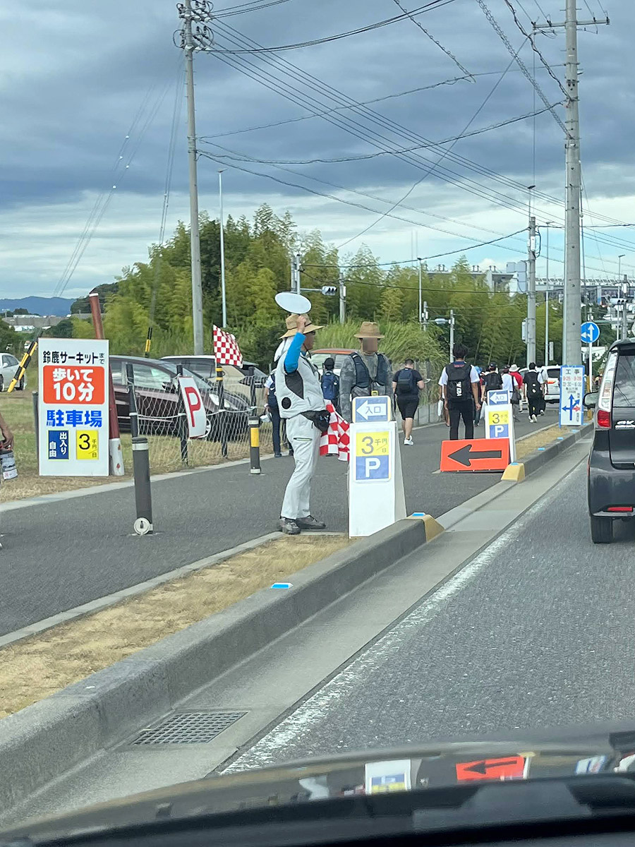 Z：3000円。1コーナーゲートまで500m