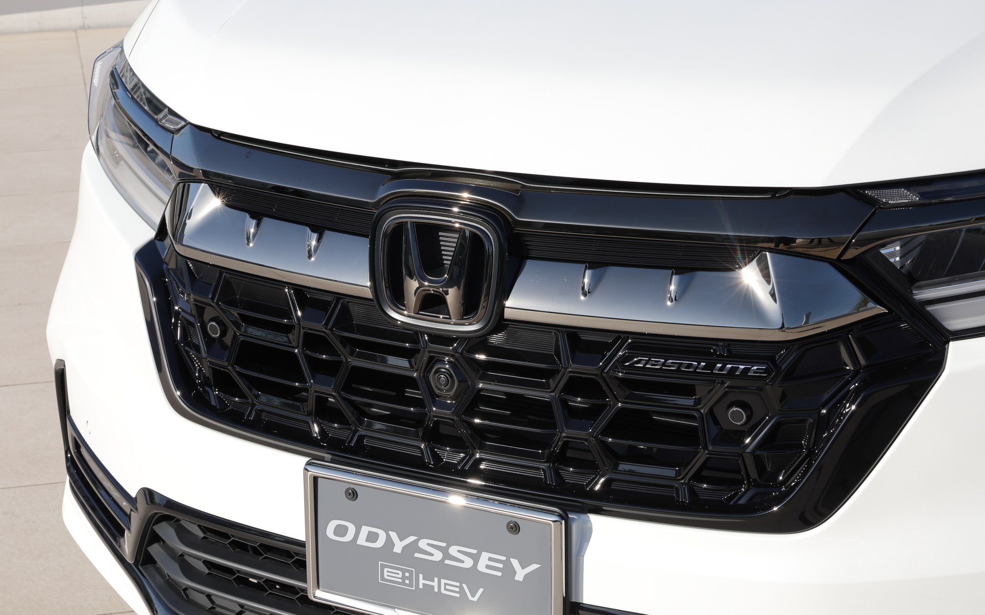 上部はブラッククロームメッキで下部（開口部）はベルリナブラック塗装のフロントグリル。8万2500円