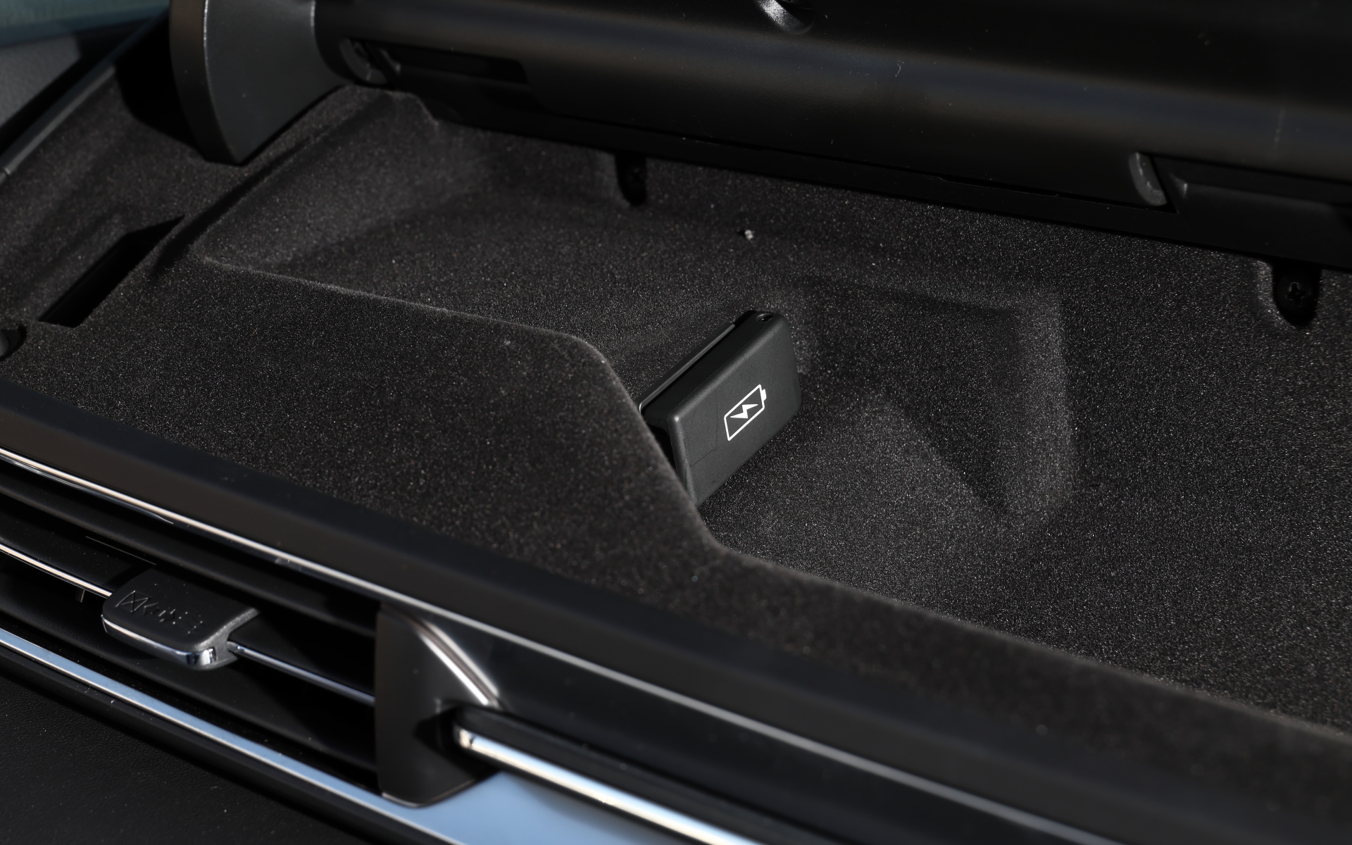 助手席前のインパネアッパーBOXに追加できるUSBチャージャー（Type-C：5V）は1万3200円