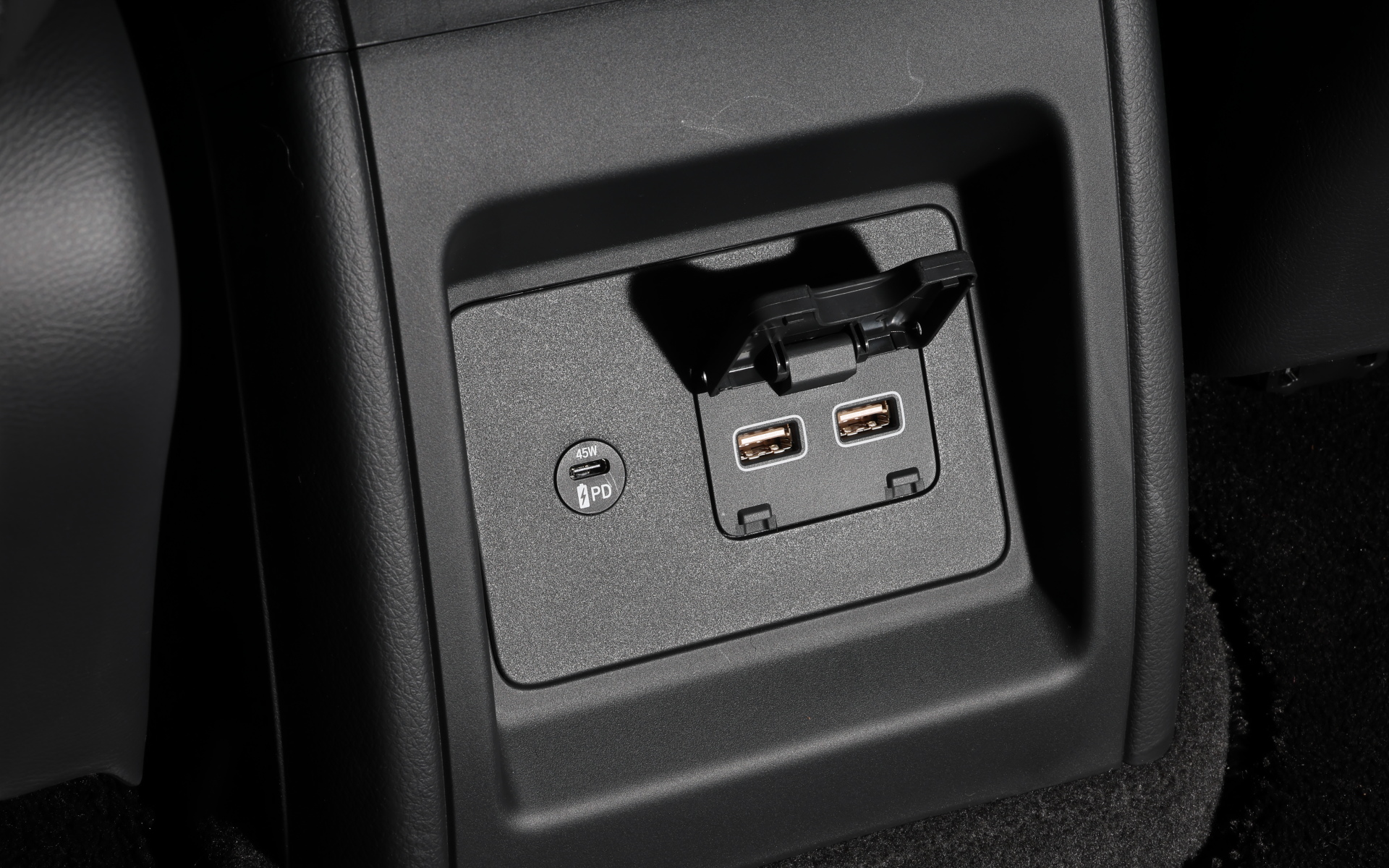 2列目用としてセンターコンソールの後ろに追加できるUSB PDチャージャー（Type-C：最大45W）は1万7600円。隣のType-A×2は標準装備のUSBチャージャー
