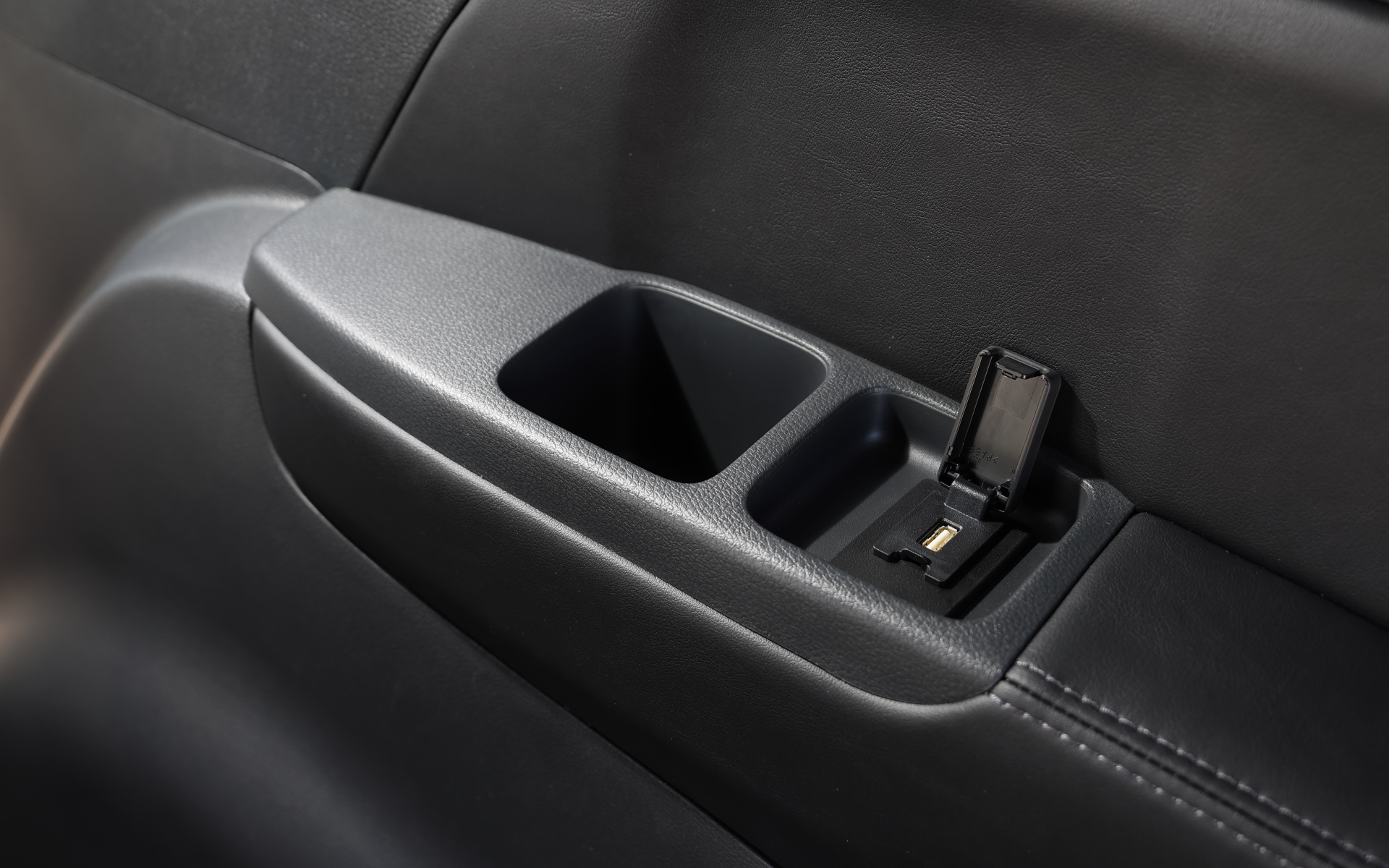 運転席側の3列目サイドライニングに追加できるUSBチャージャー（Type-A：5V）は1万4300円