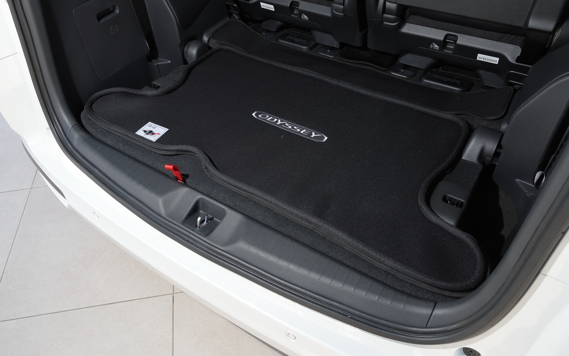 3列目シート格納時用のラゲッジフロアカバーは1万5400円