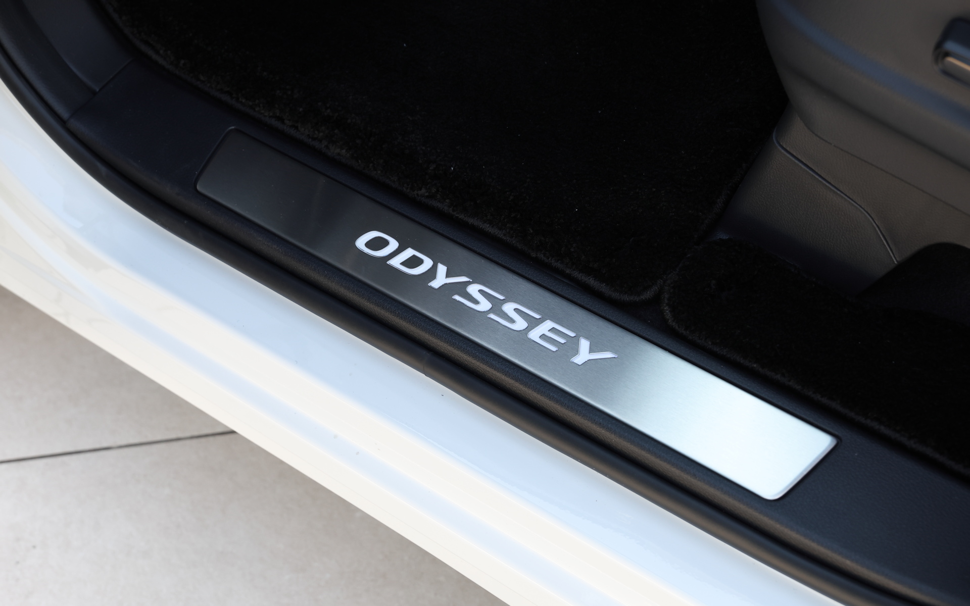 LEDイルミネーション付きサイドステップガーニッシュはフロント・リア左右セットで3万6300円