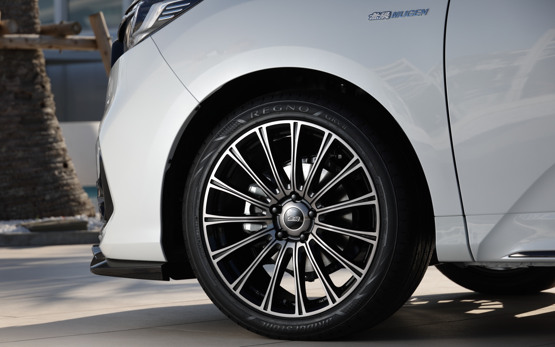 19インチアルミホイール「MDA」は新色のブラッククリアミラーフェイスを採用。6万500円/本