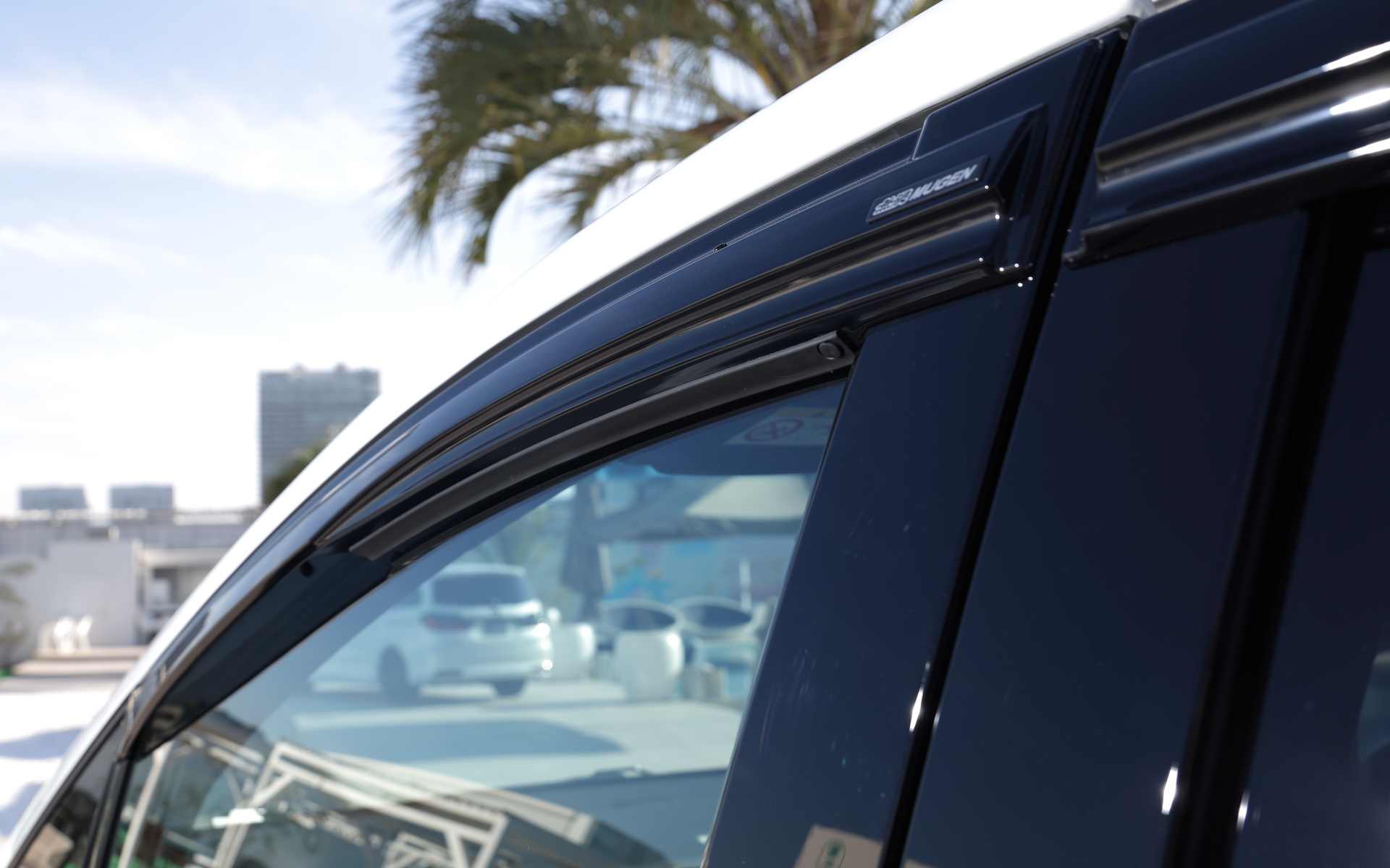 車室内の空気を効率よく排出するベンチレーテッドバイザーはフロントリア4枚セットで2万9700円（無限ロゴエンブレム付き）