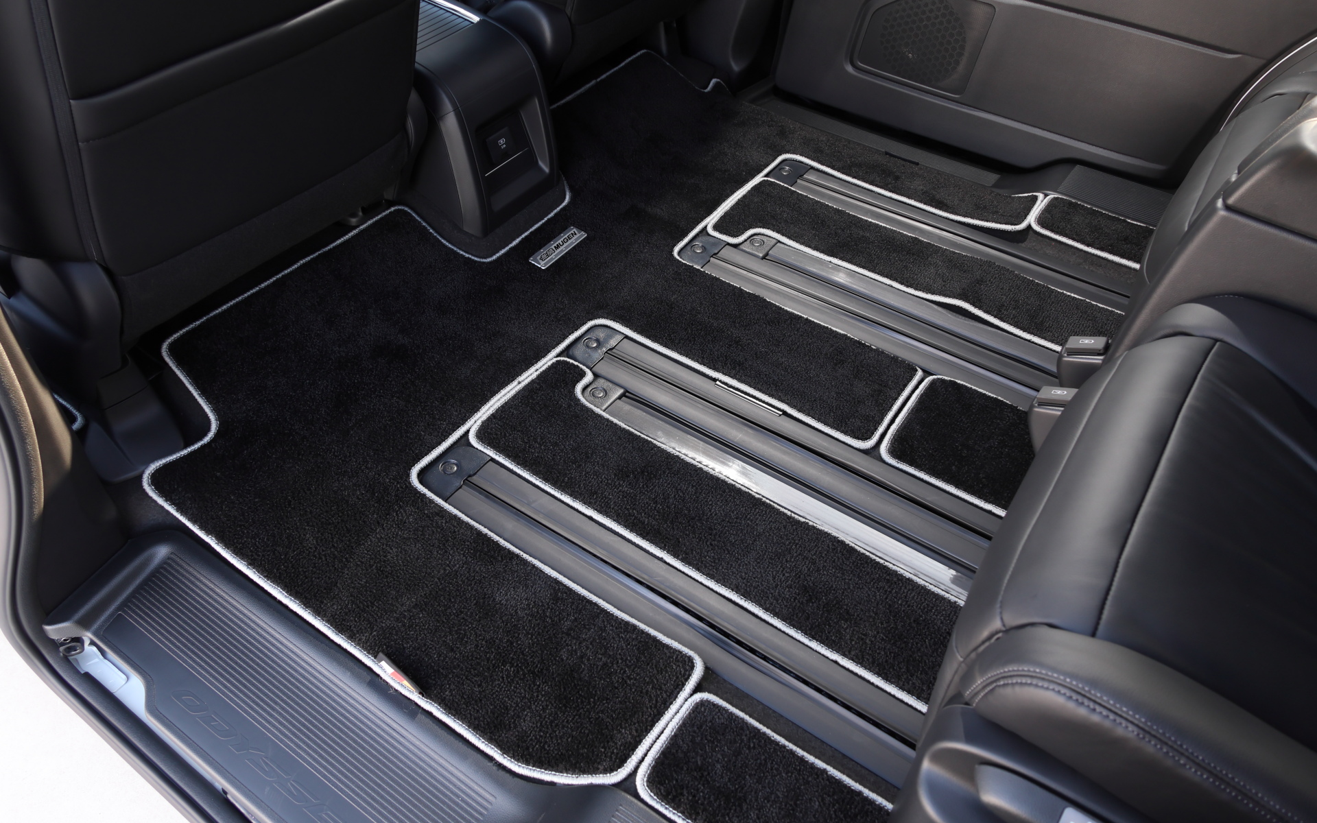 スポーツマットは前席と後席セットで8万2500円（色はブラック×シルバー）