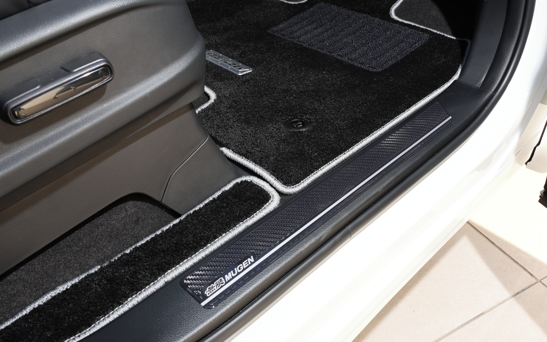 カーボン柄のロゴ入りスカッフプレートは1万9800円（左右セット）