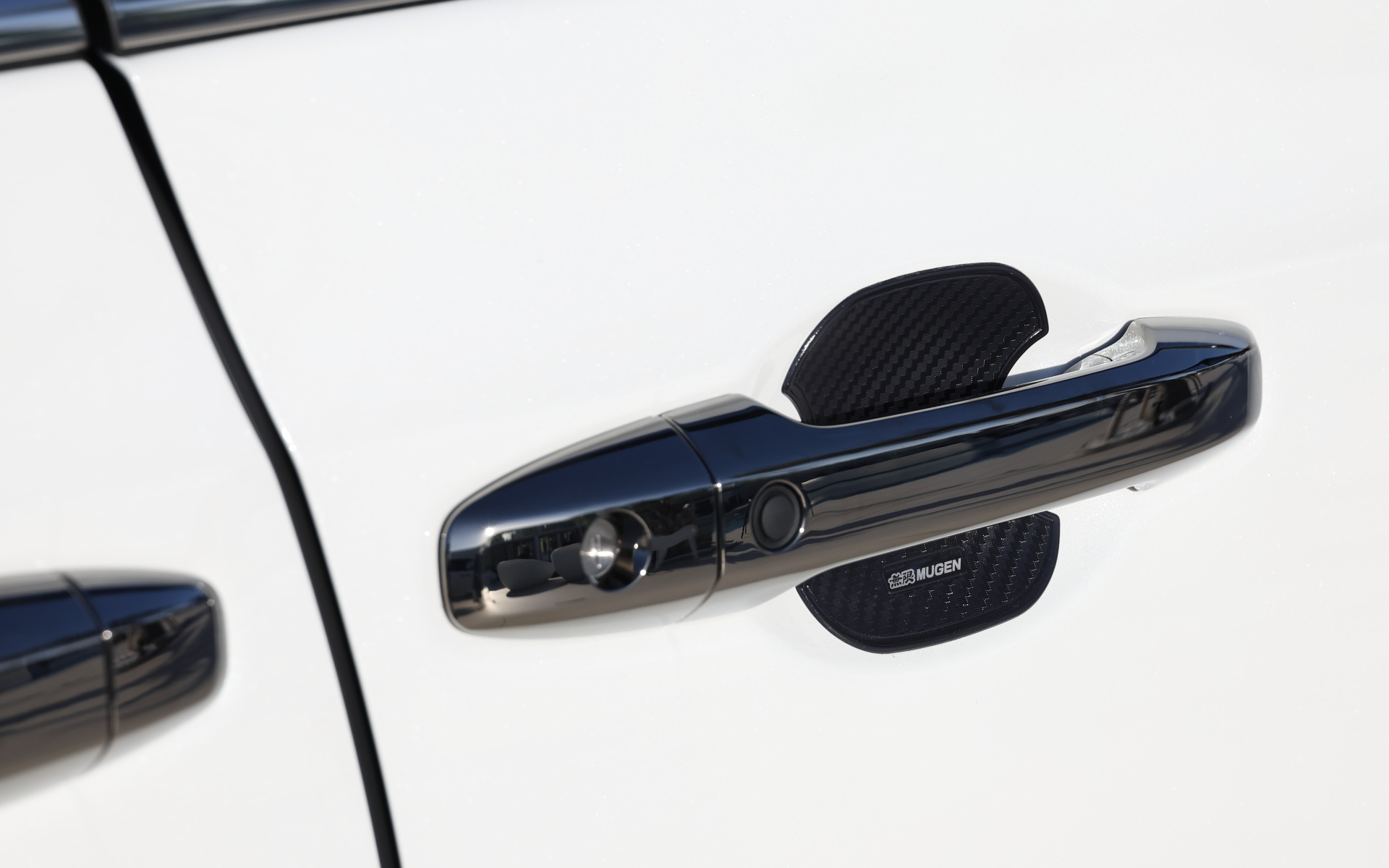 小傷を防ぐカーボン柄のドアハンドルプロテクターは2枚セットで6160円