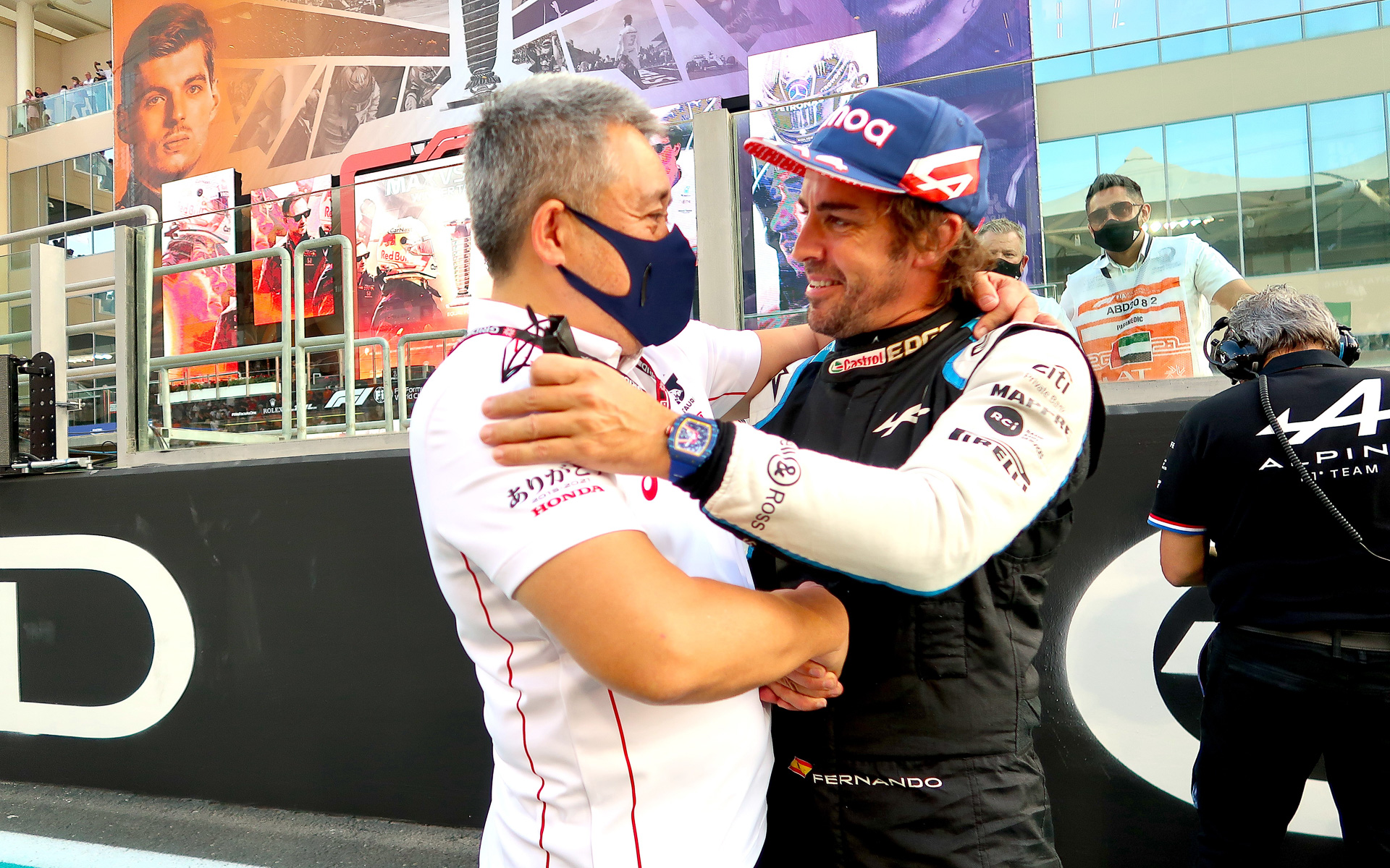 2021年のF1最終戦。マネージングディレクターである山本雅史さんのもとに、過去にホンダのドライバーを務めた経験のあるフェルナンド・アロンソ選手が訪れ激励していた