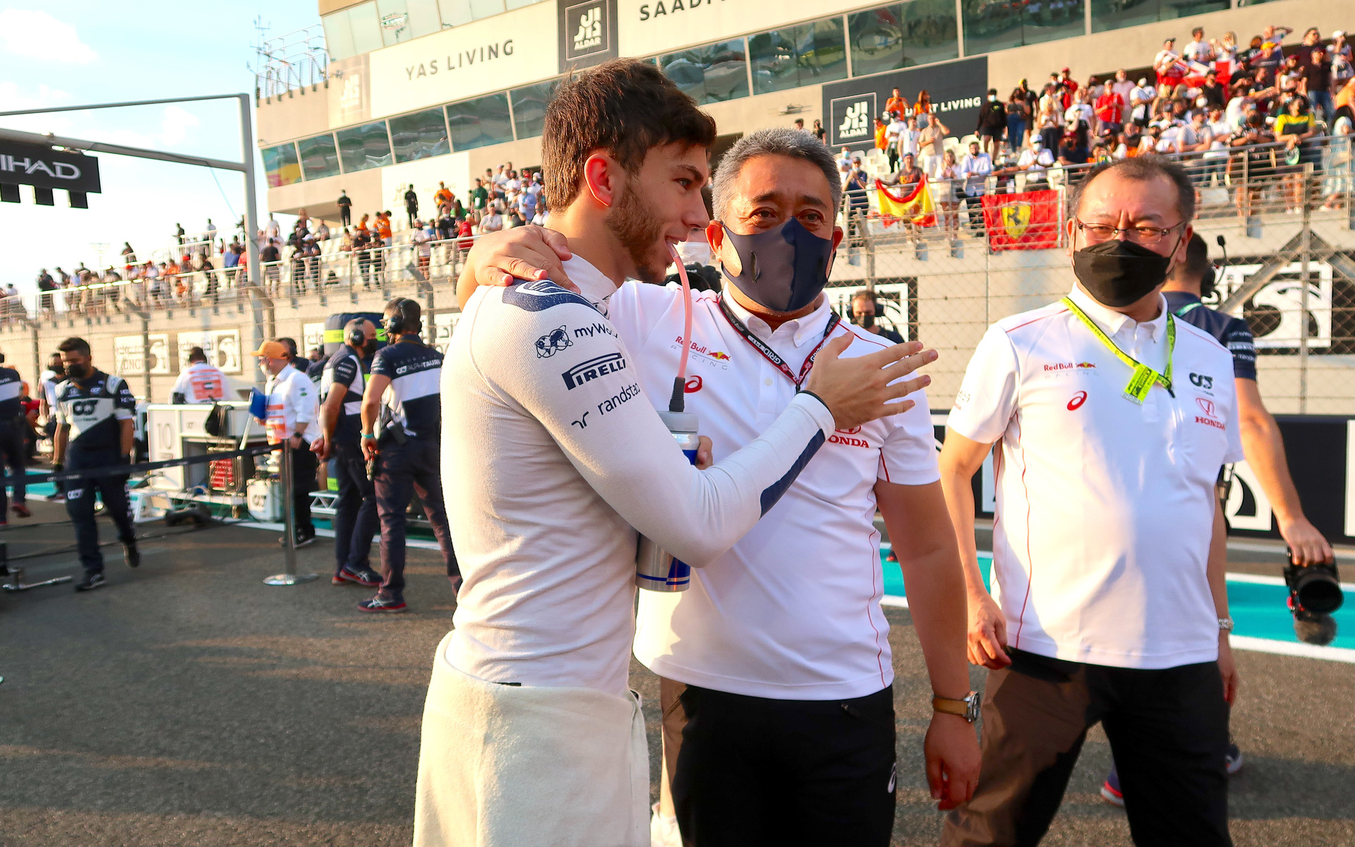 ピエール・ガスリー選手のグリッドに足を運ぶ山本さん