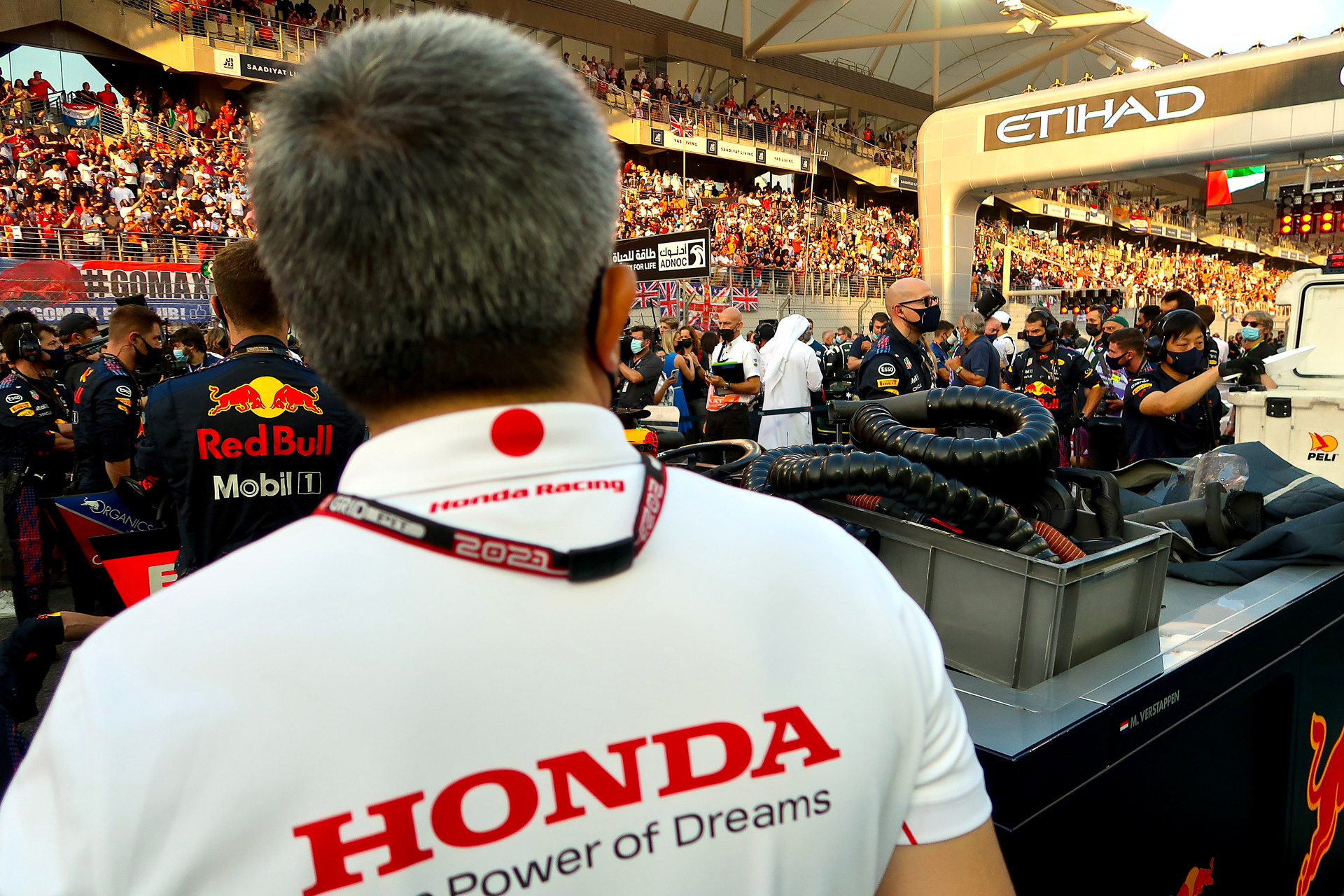 ポールポジションのマックス・フェルスタッペン選手のグリッドにも足を運んでいた山本さん