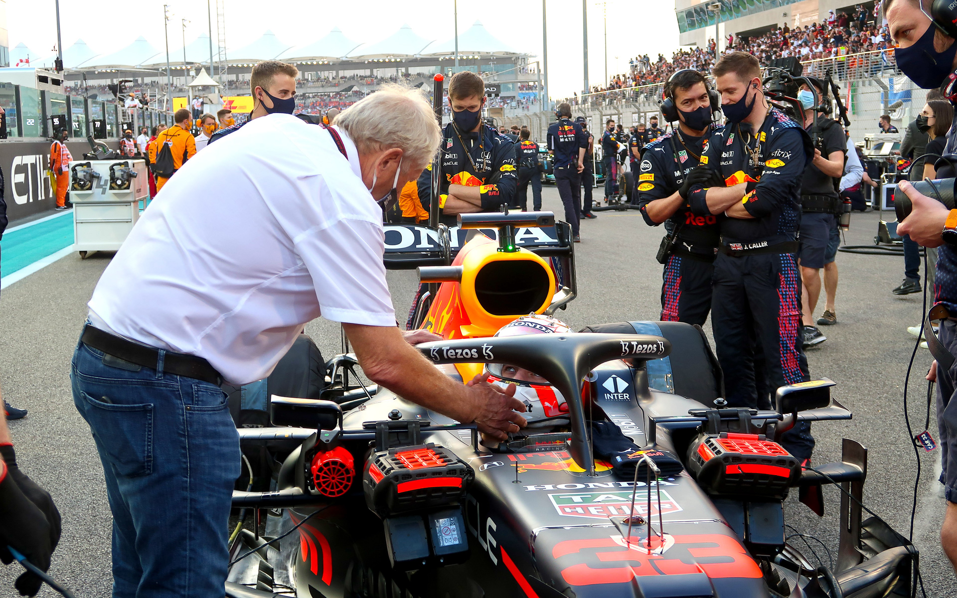 最終レースのスタート前に握手を交わしてたモータースポーツアドバイザーのヘルムート・マルコ氏とフェルスタッペン選手