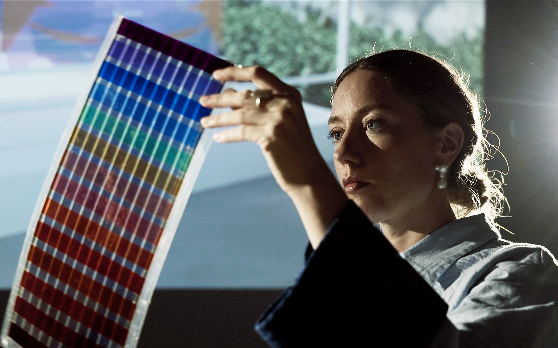 マーヤン・ファン・オーベル氏は、持続可能な未来のために、太陽光とテクノロジーを融合させたイノベーションを探求するオランダ出身のソーラーデザイナー