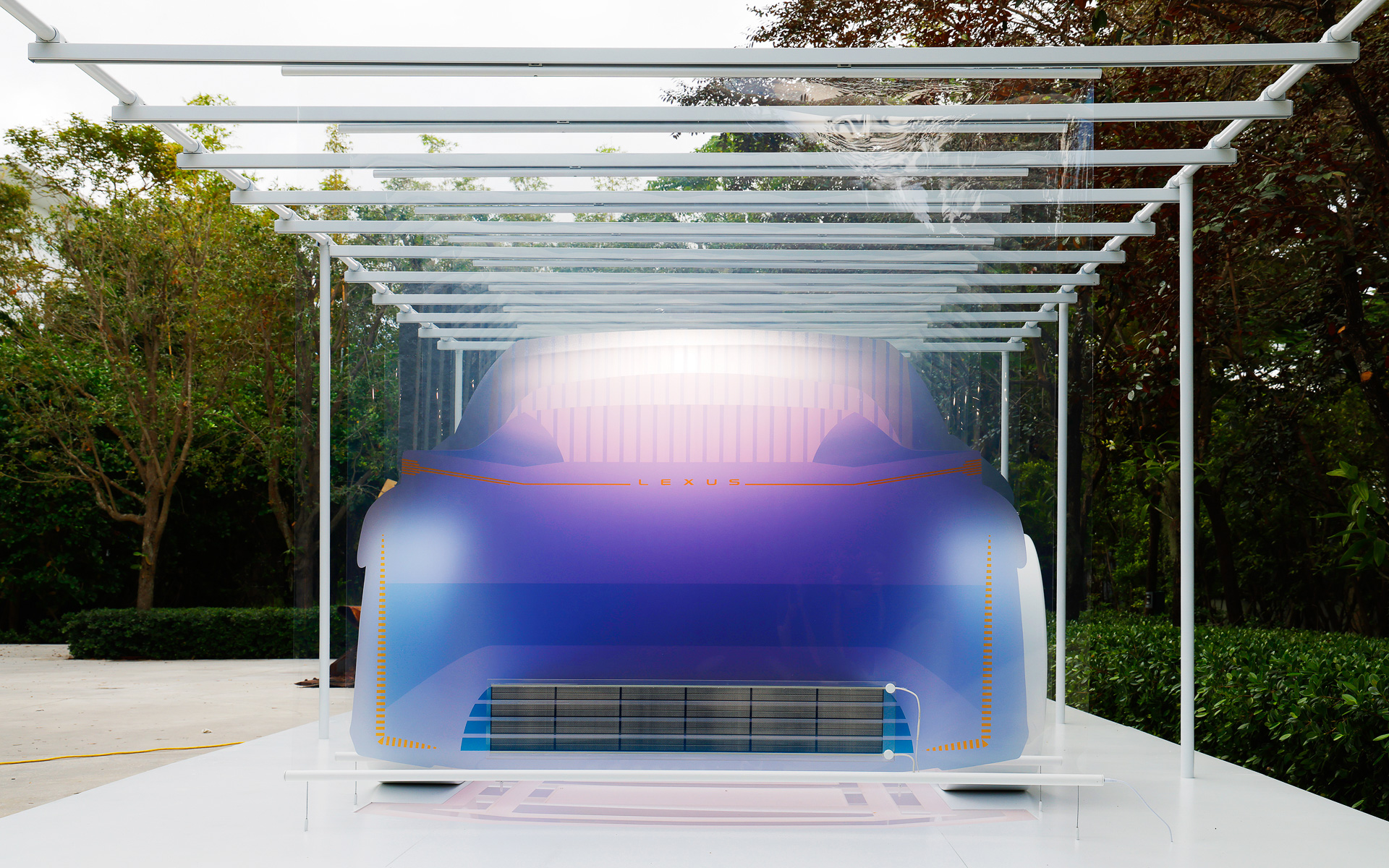 作品は透明で豊かな色彩を持つ第3世代の太陽電池である有機薄膜太陽電池（OPV）シートで作られている