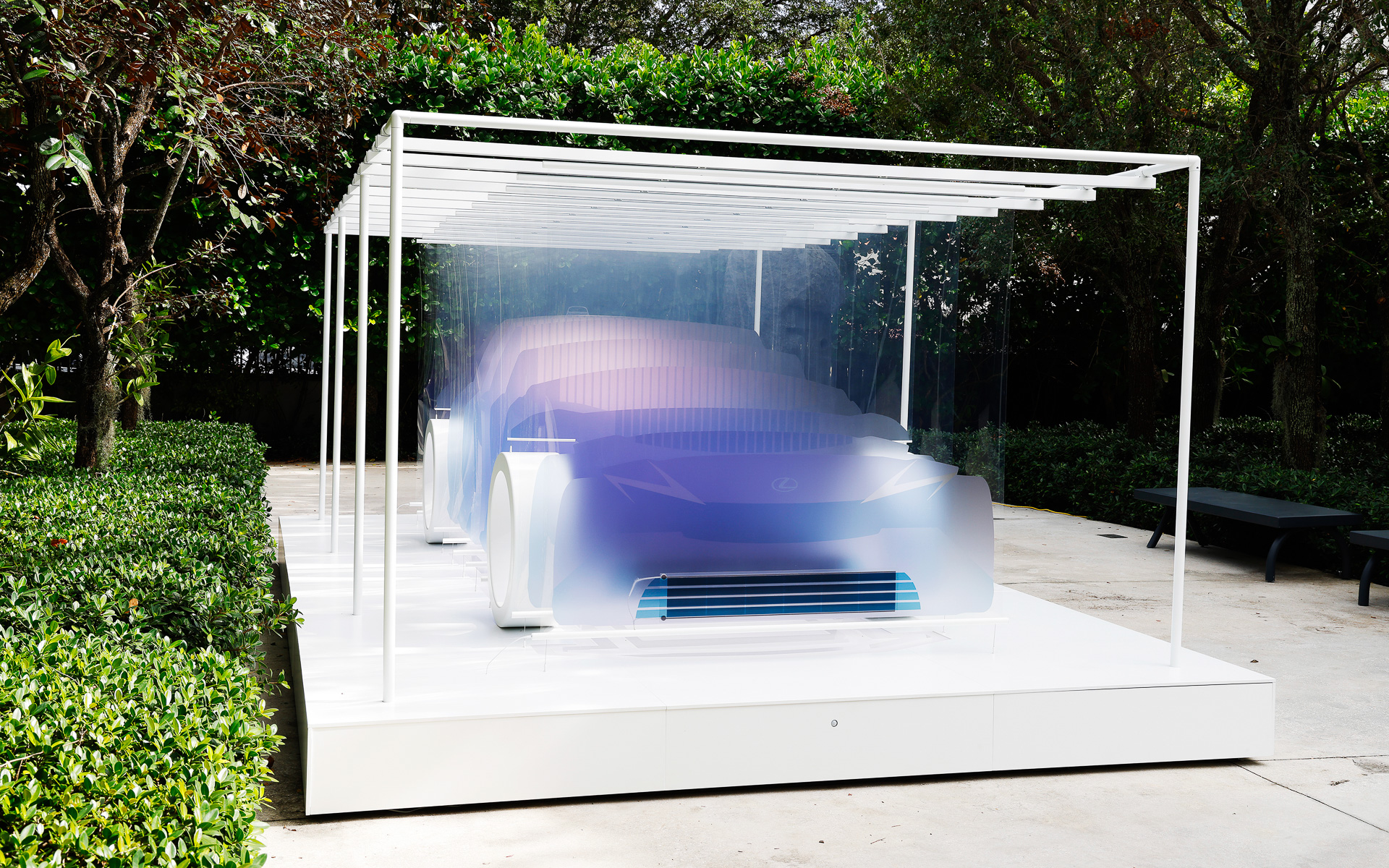 作品は透明で豊かな色彩を持つ第3世代の太陽電池である有機薄膜太陽電池（OPV）シートで作られている