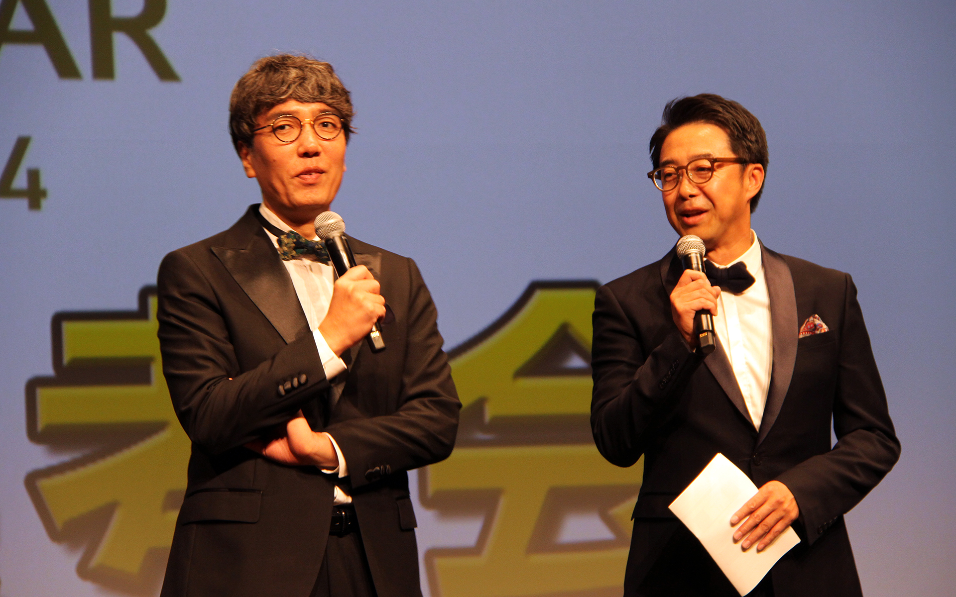 最終選考会ではお笑いコンビのおぎやはぎ（写真）とサッシャ氏が司会進行を務めた