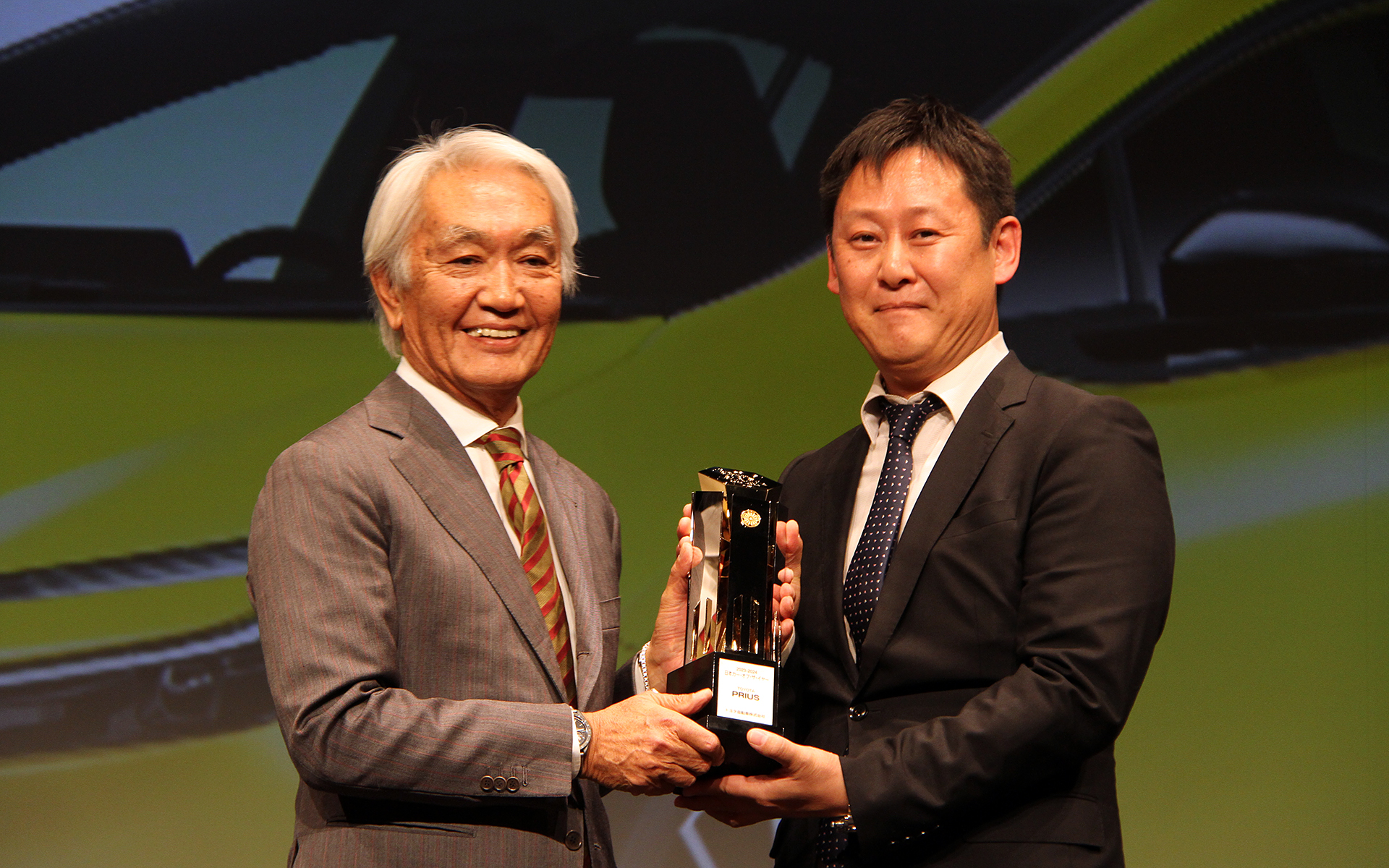 2023-2024 日本カー・オブ・ザ・イヤーはトヨタ自動車「プリウス」に決定。トロフィーを受け取ったのはプリウス開発責任者の大矢賢樹氏（右）