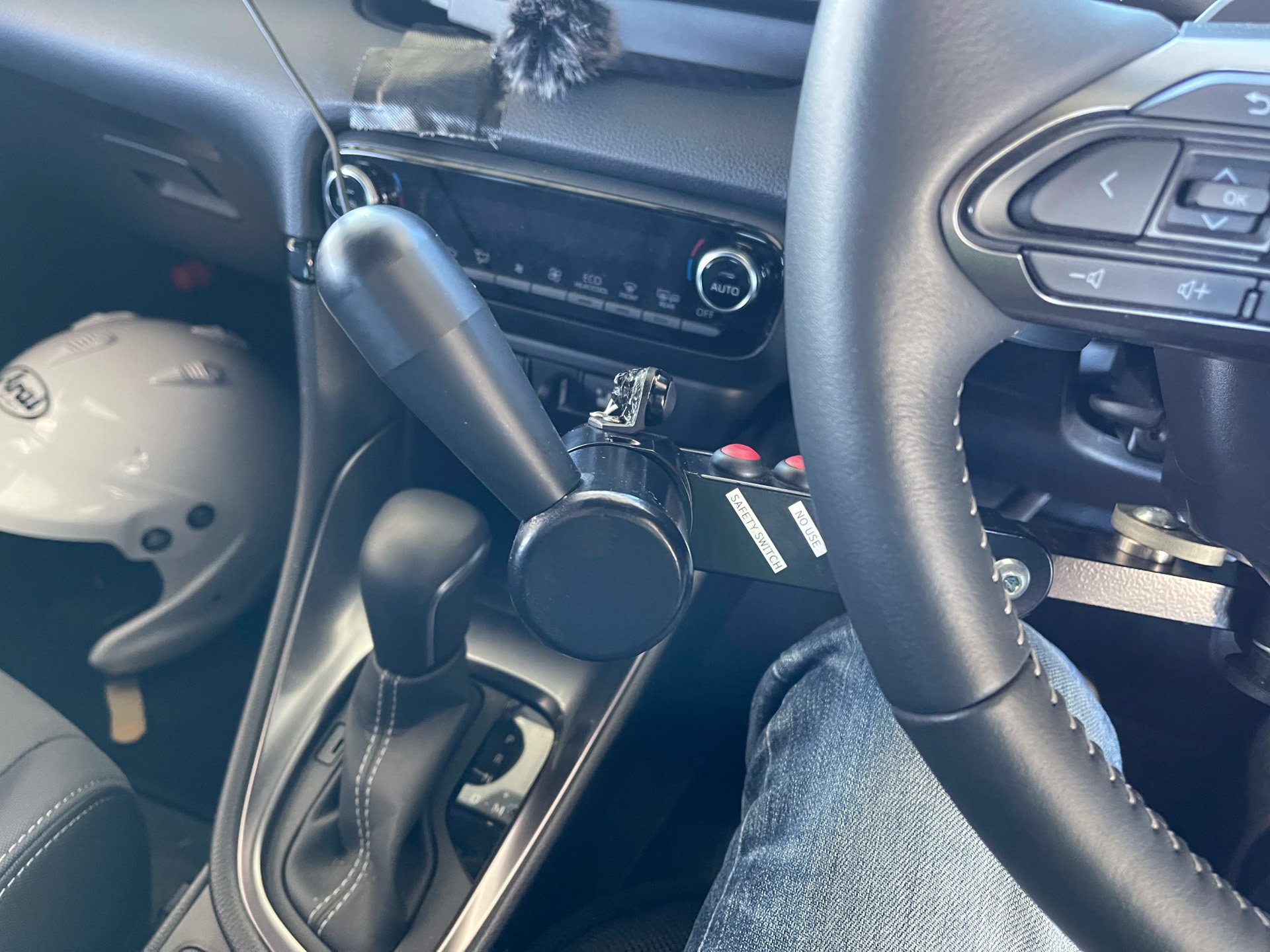 車いすユーザーでも運転できるように、このGRヤリスには手動運転装置が搭載されている。これはレバーを左にひねるとアクセル、レバー全体を奥に押し込むとブレーキというタイプ。