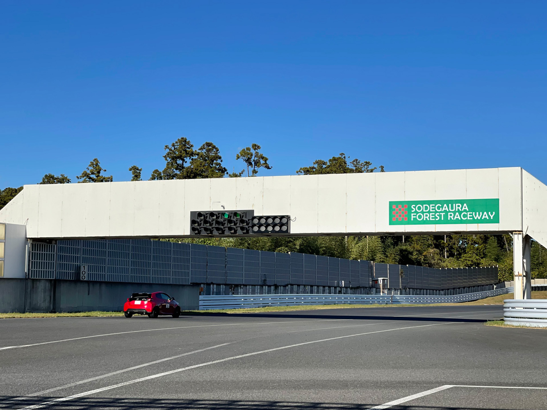 120km/hオーバーからの1コーナーの旋回Gはさすがに……。