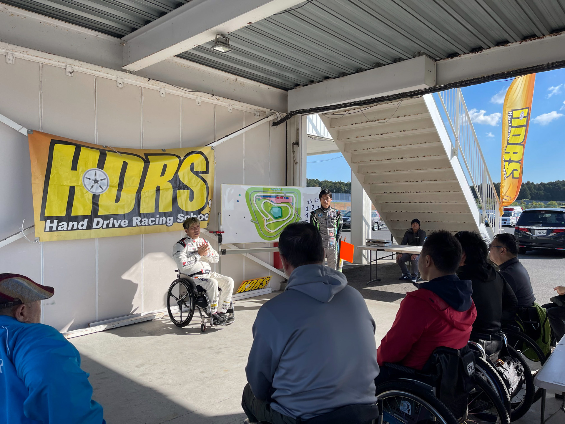 “ハンド・ドライブ・レーシング・スクール”というだけあって、参加者の多くは車いすユーザー