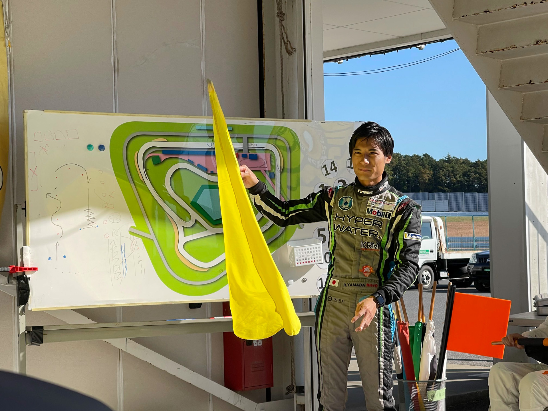 走行前の座学ではサーキット走行のルールなどを学ぶ。