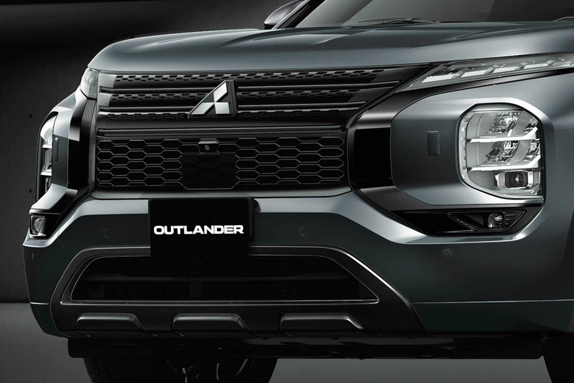 アウトランダー特別仕様車 BLACK Editionではダイナミックシールドをグロスブラック化