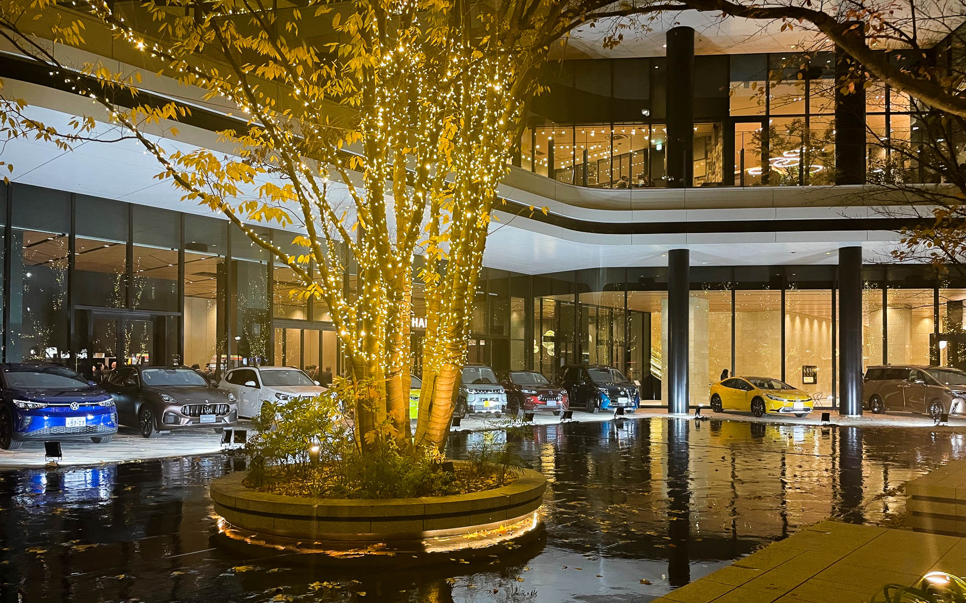 東京ポートシティ竹芝ポートホール前に置かれた10台の10ベストカー