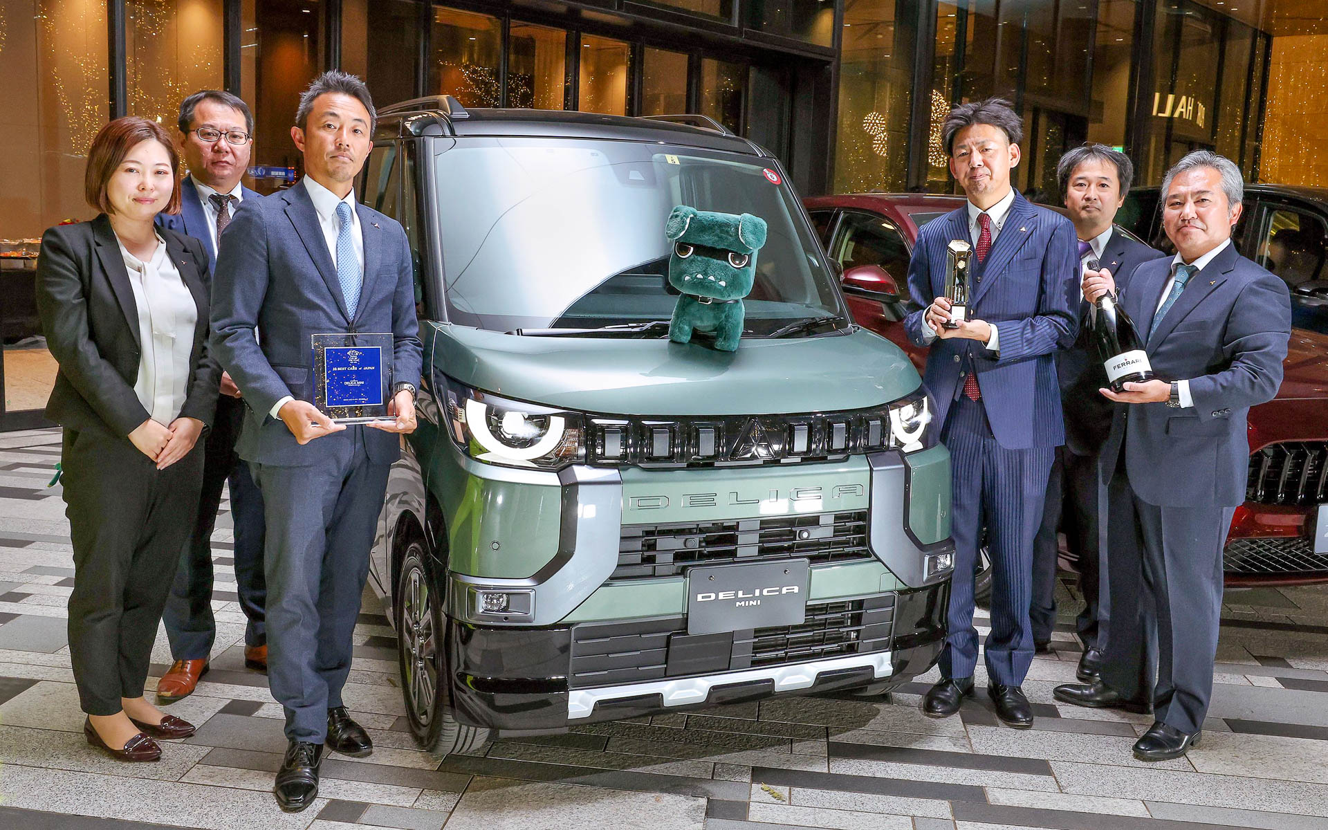 こちらはデザイン・カー・オブ・ザ・イヤーの三菱自動車「デリカミニ」。表情が硬いけどデリ丸。の真似してるんでしょうか？