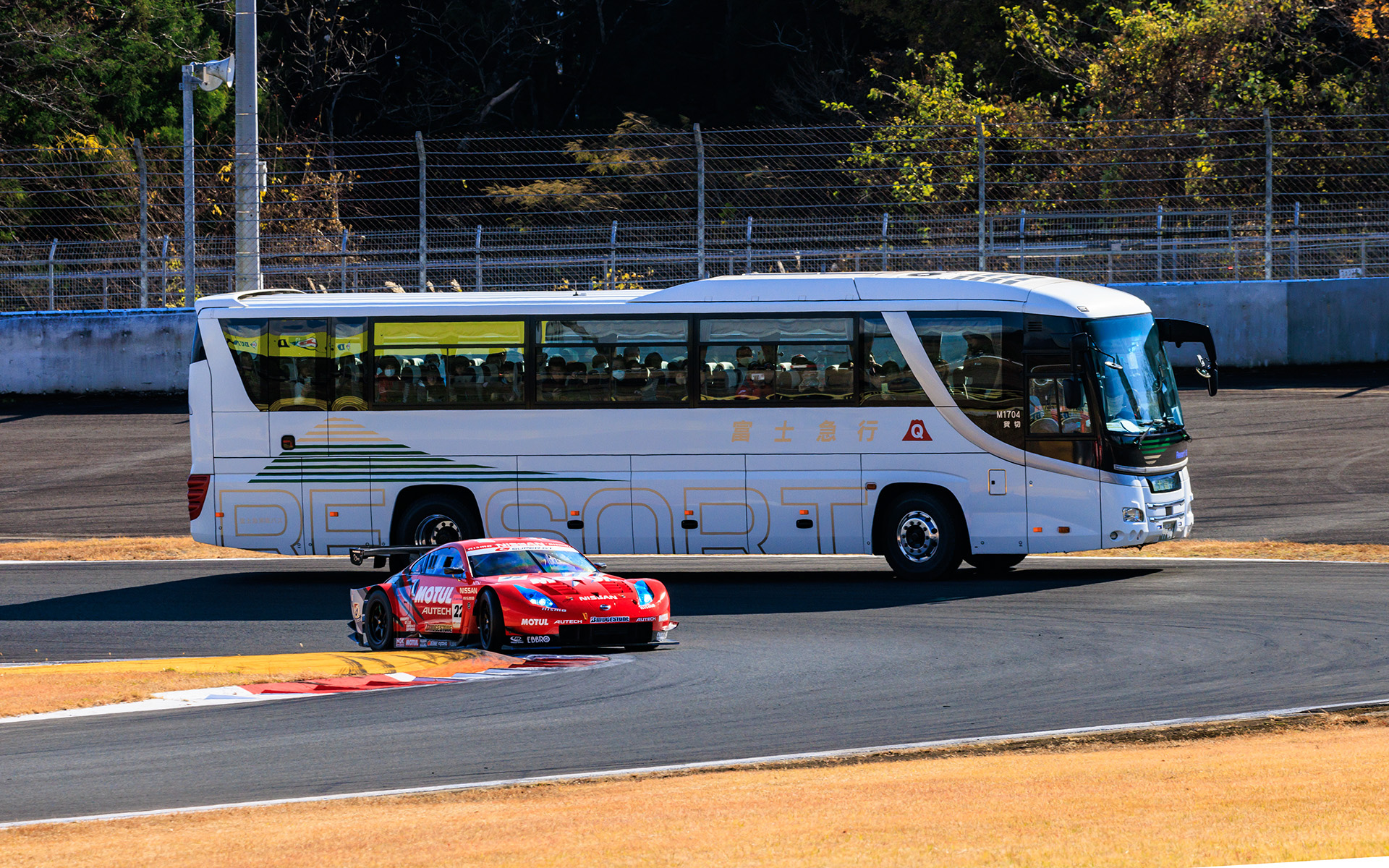 午後のコンテンツを前にしたウォームアップ走行では同乗走行やバスの車内から走行するマシンを見られるサーキットサファリが実施された