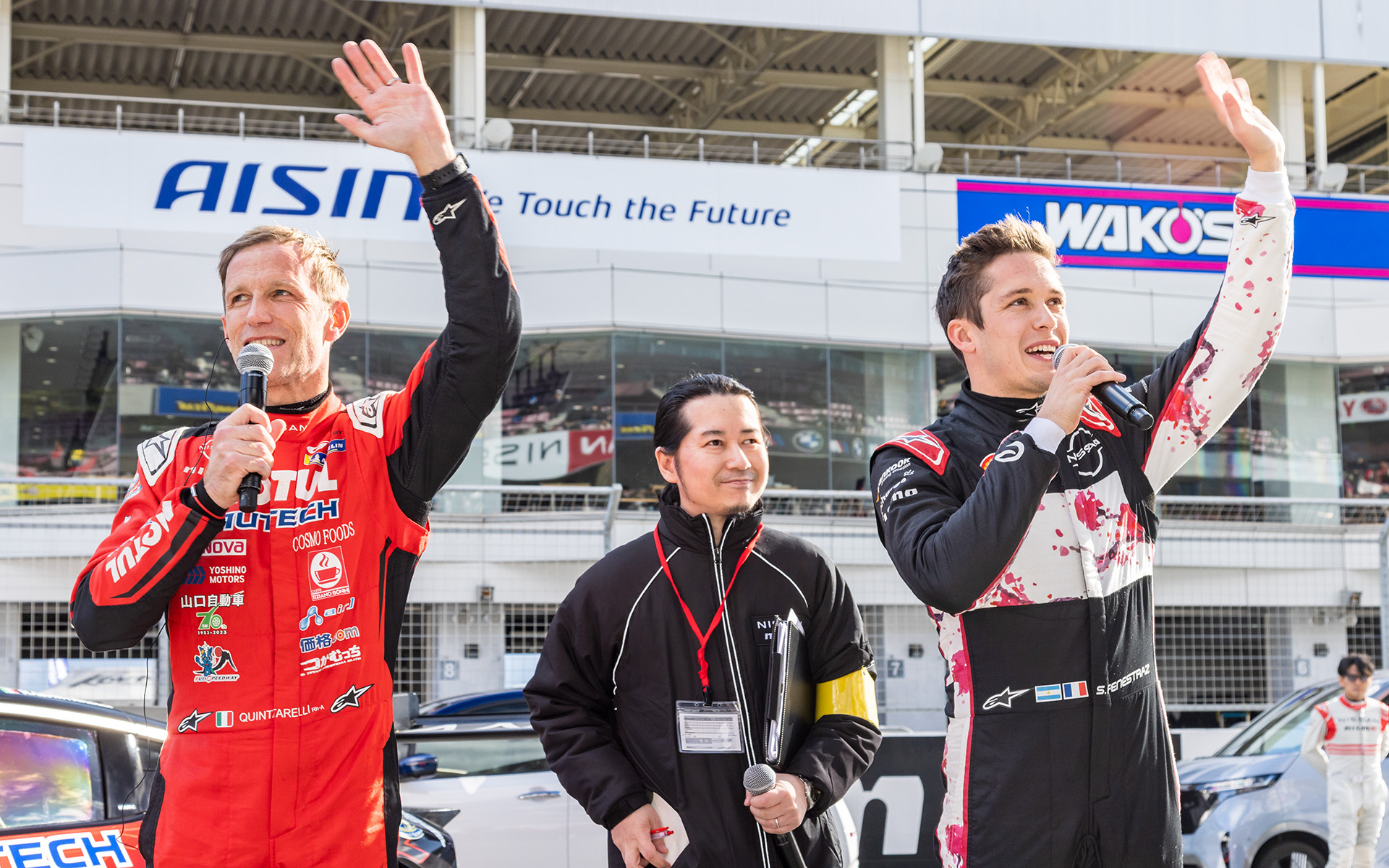 走行後にロニー・クインタレッリ選手とサッシャ・フェネストラズ選手がファンにあいさつ