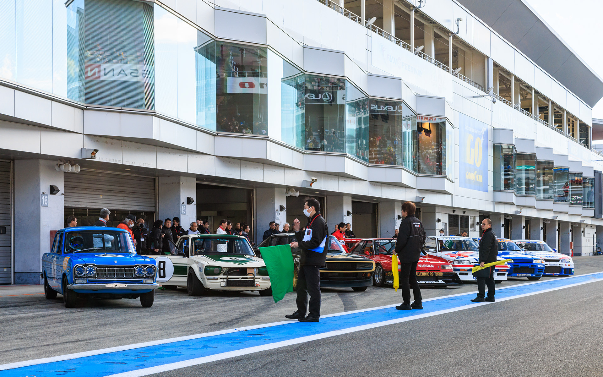 ピット前に往年のスカイラインが並ぶ