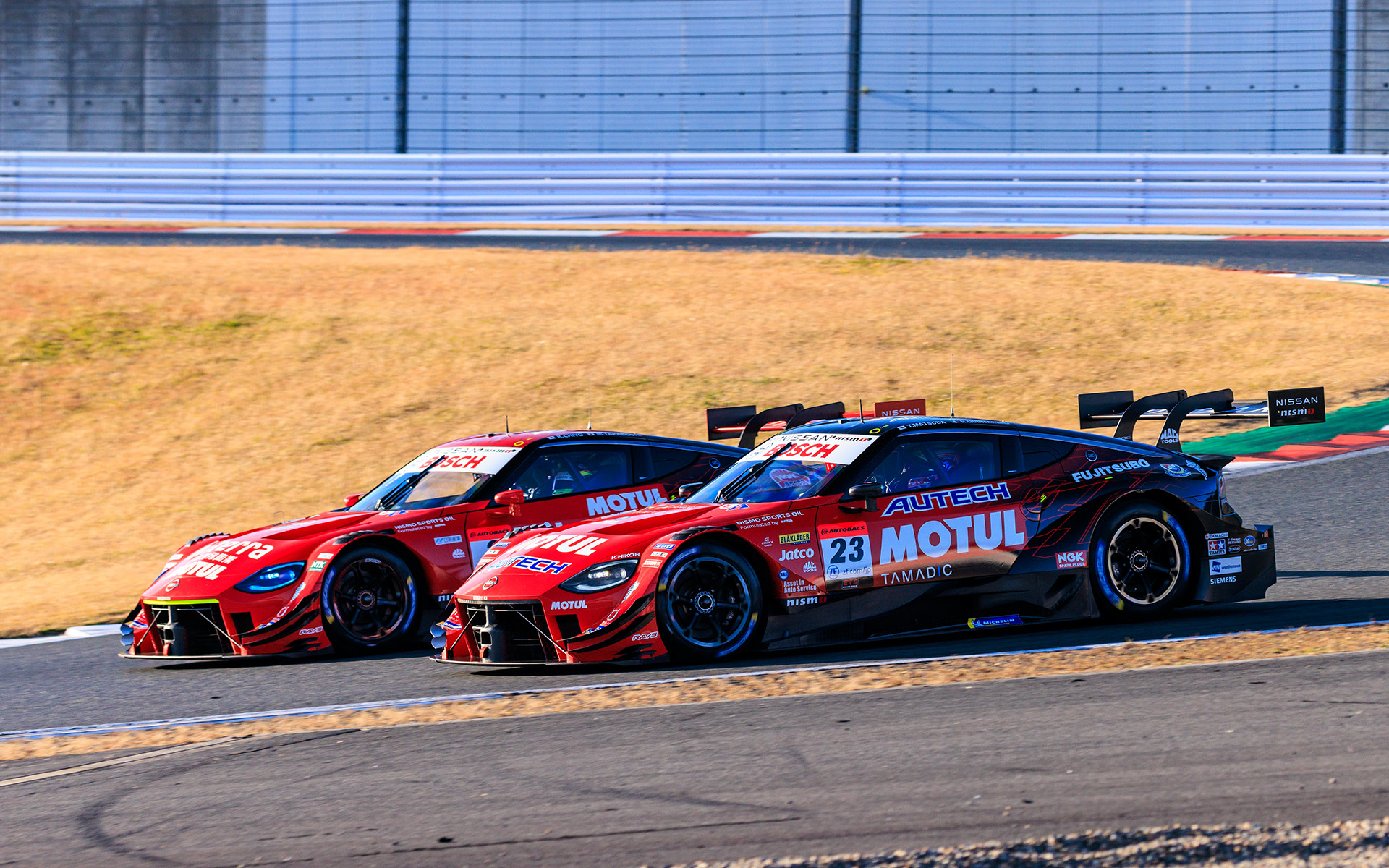 序盤は3号車と23号車がシーズン中さながらの激しいトップ争いを演じた