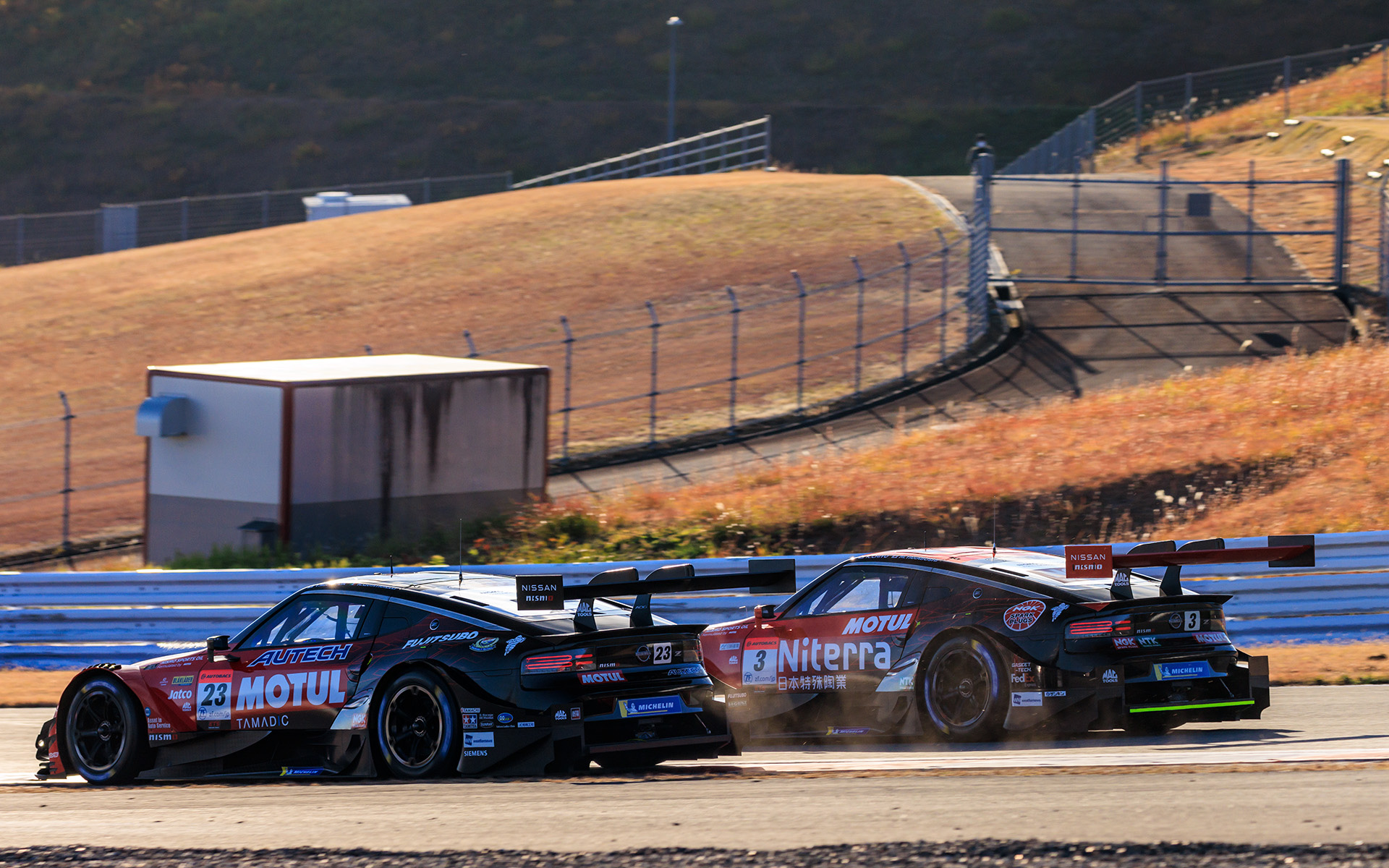 序盤は3号車と23号車がシーズン中さながらの激しいトップ争いを演じた