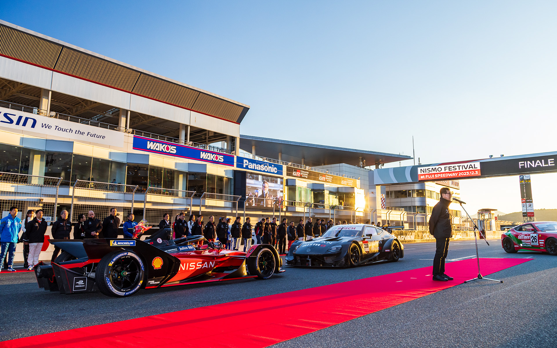 夕日が照らす中フィナーレとなった