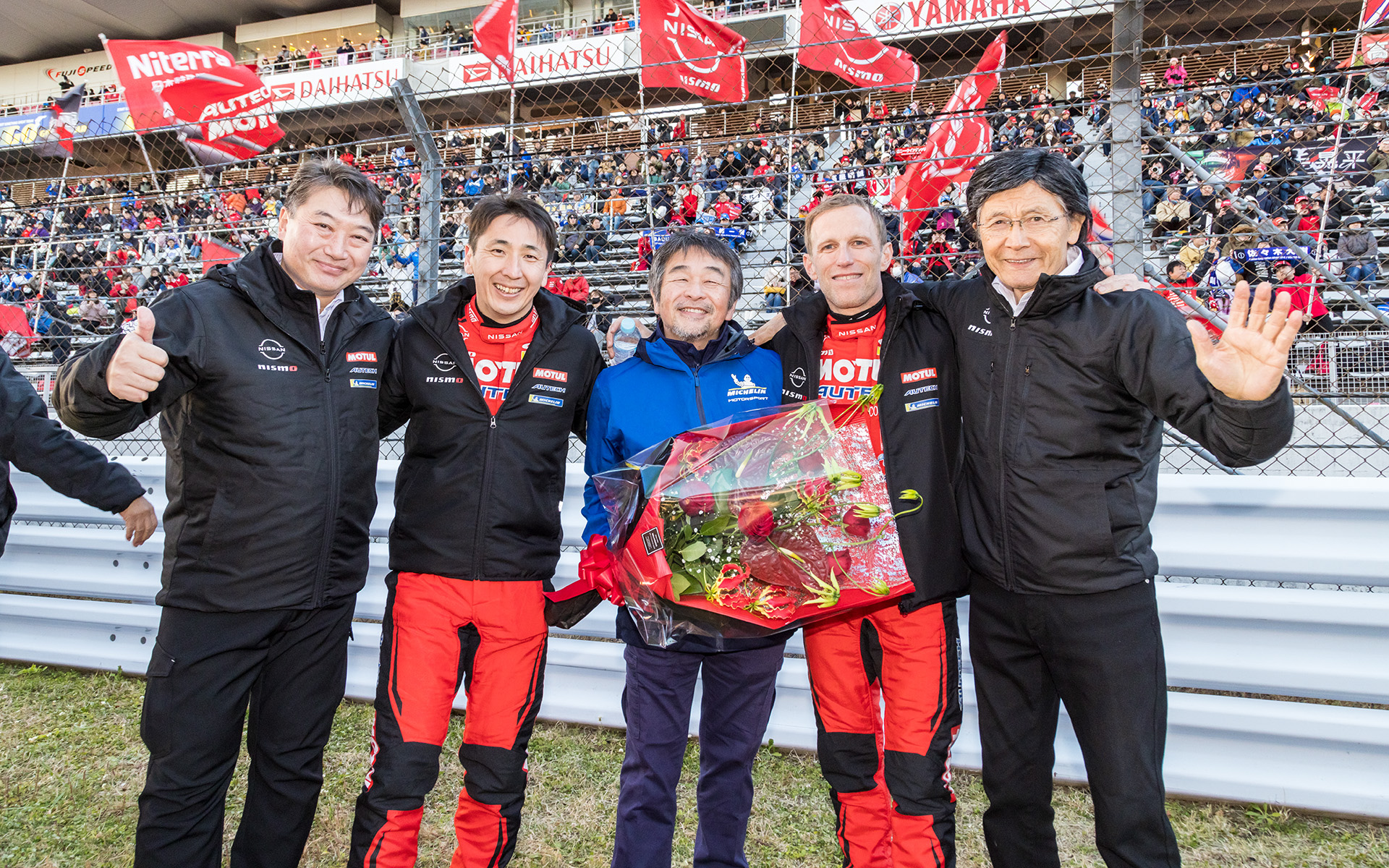 ドライバーらにも囲まれ笑顔の小田島氏