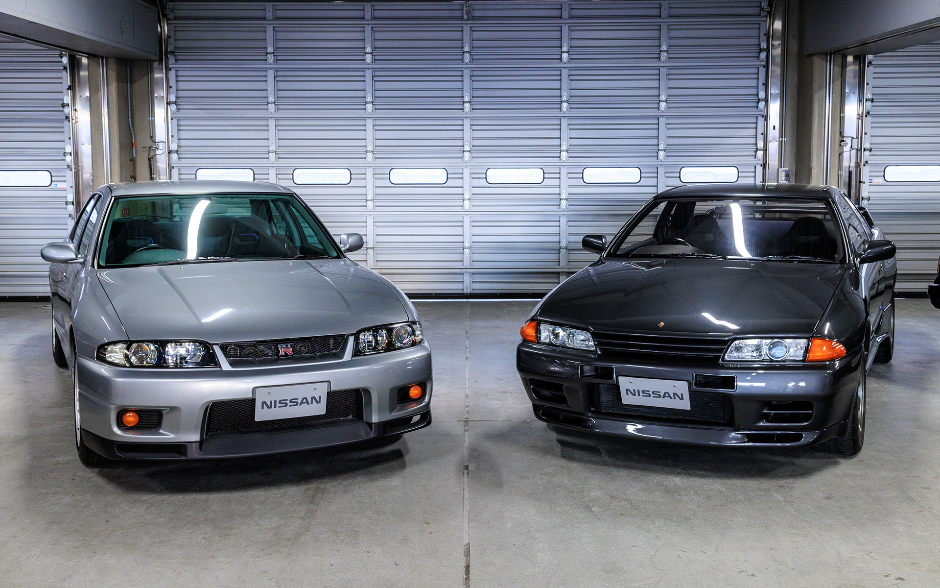 スカイラインGT-R オーテックバージョン 40th ANNIVERSARY（R33、写真左）とスカイラインGT-R NISMO（R32、写真右）