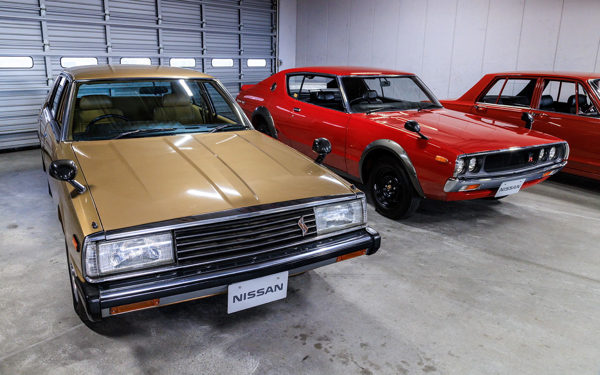 スカイライン2000GT-E･L（C210、写真左）とスカイライン2000GT-R（C110、写真右）