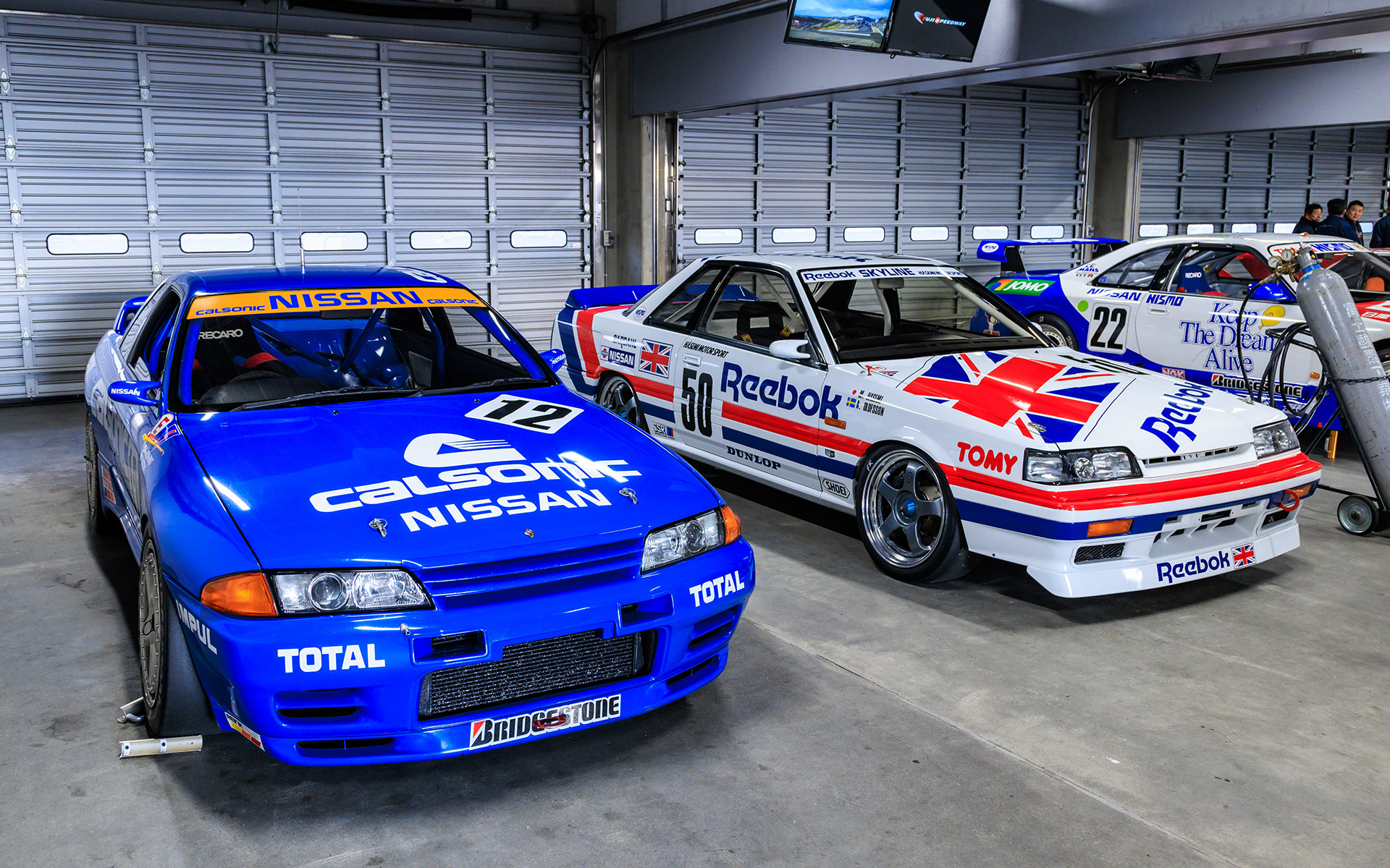 カルソニックスカイライン（1990、写真左）とリーボックスカイライン（1989、写真右）