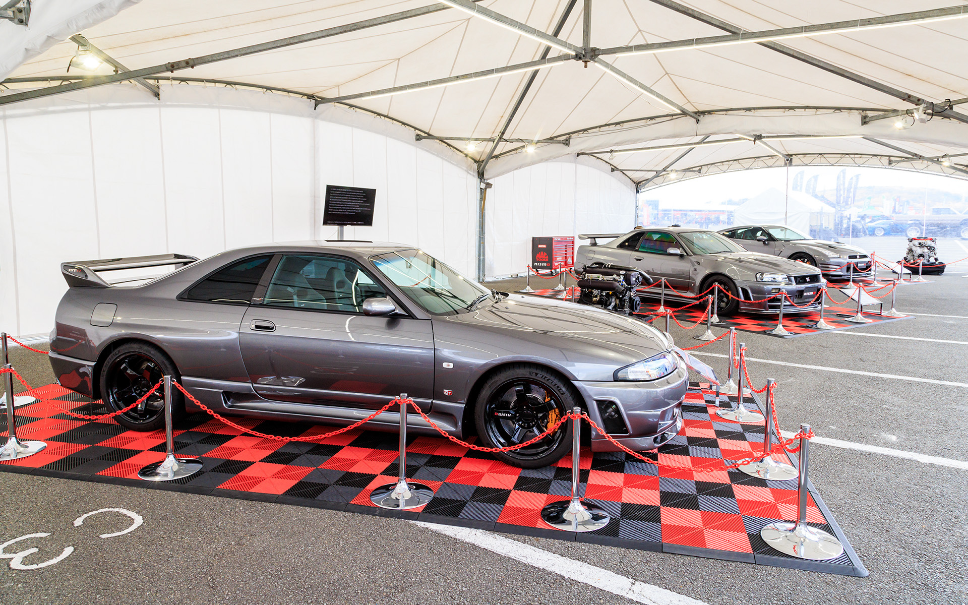 ニスモの直営店舗である大森ファクトリーのブースではR32からR35まで4台のGT-Rデモカーを展示