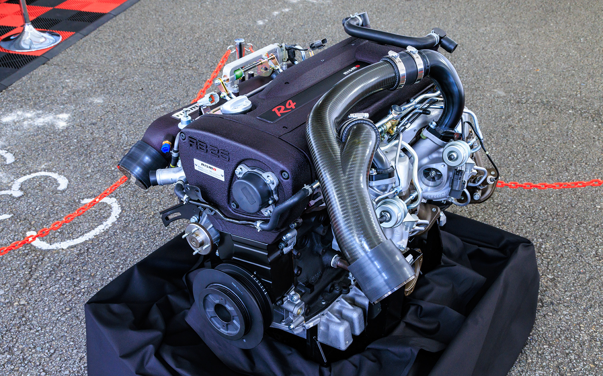 レーススペックのエンジンも展示されていた