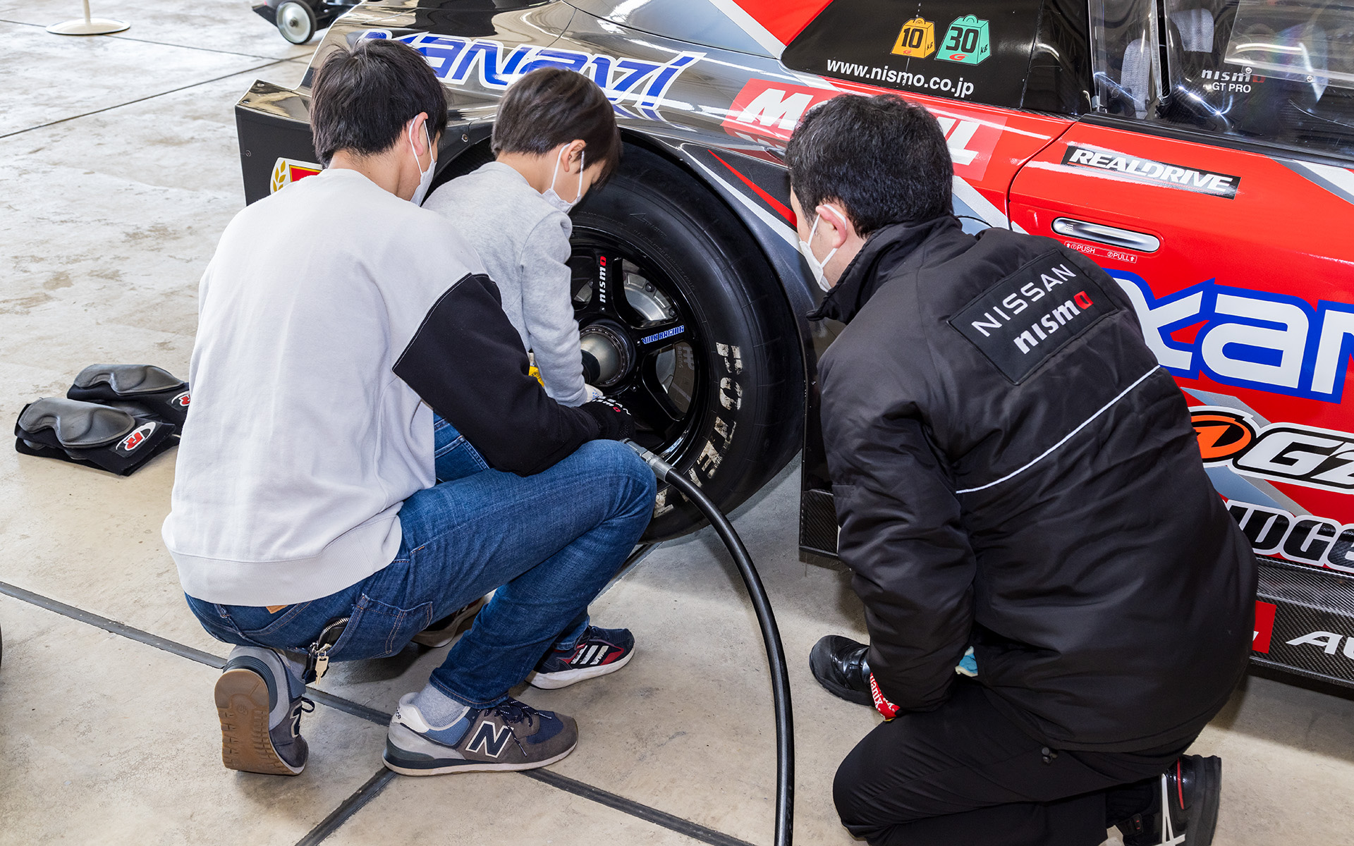 体験イベントでは実際のレースカーを使用したタイヤ交換体験などが行われていた