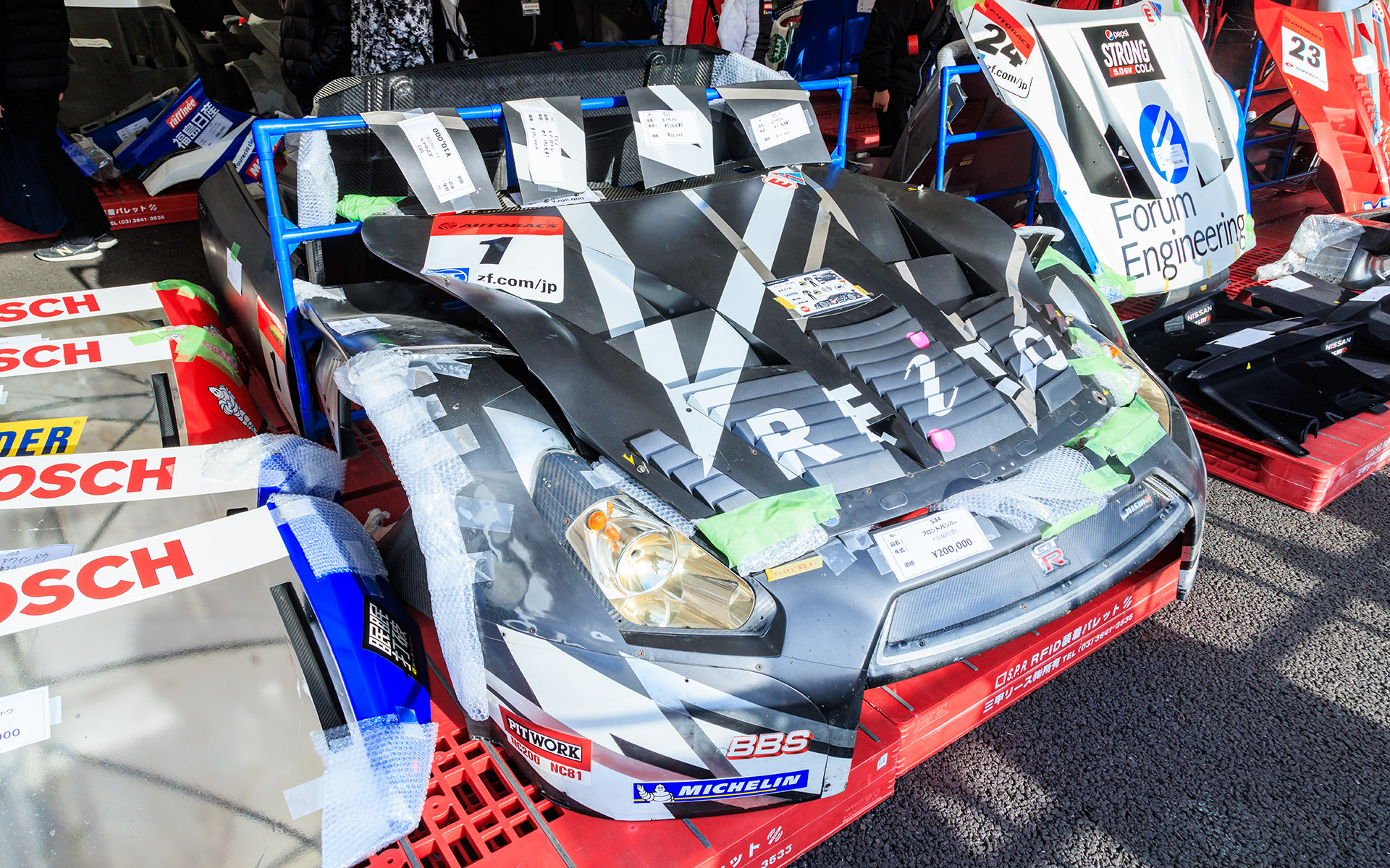 ガレージセールの目玉は倉庫から発掘されたというREITO MORA GT-R（2013 SUPER GT）のカウル一式